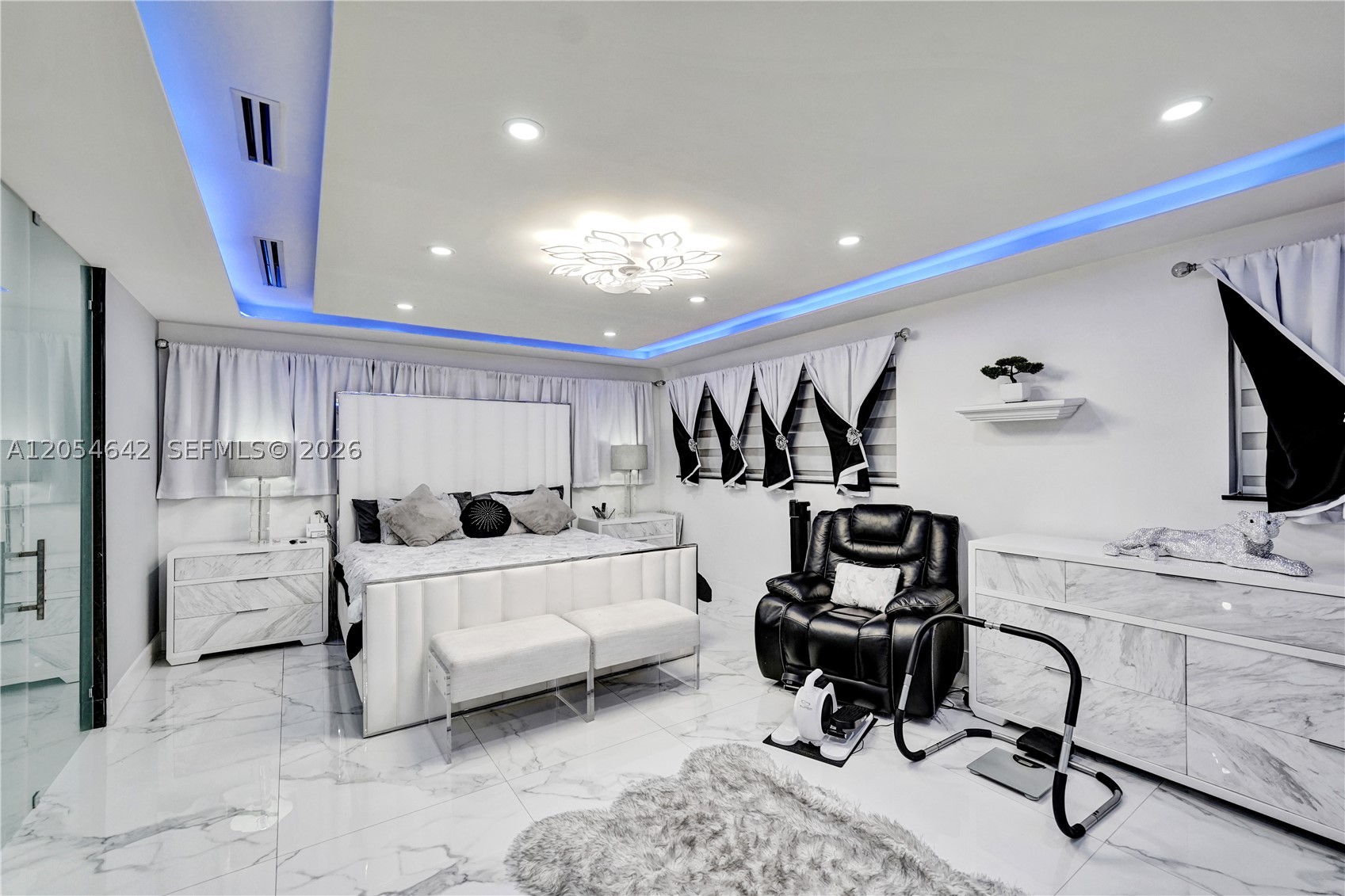 HOLLYWOOD HILLS - Residential