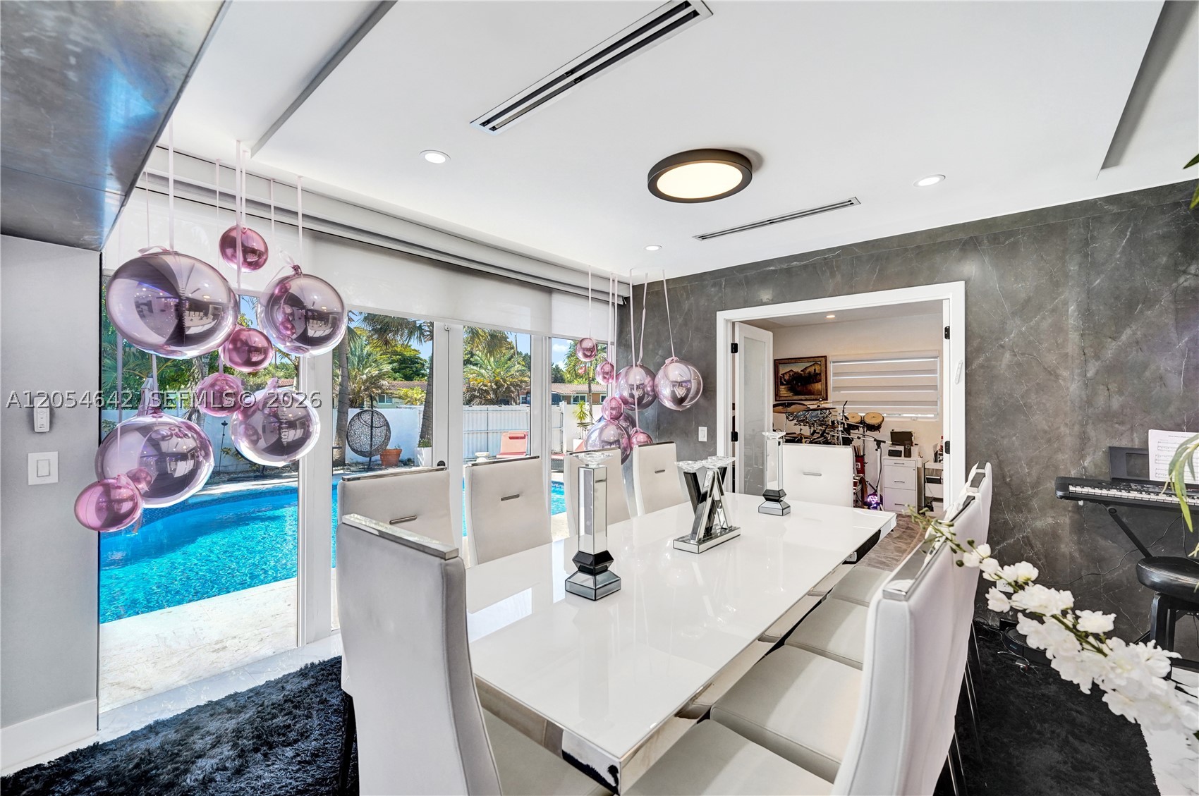 HOLLYWOOD HILLS - Residential