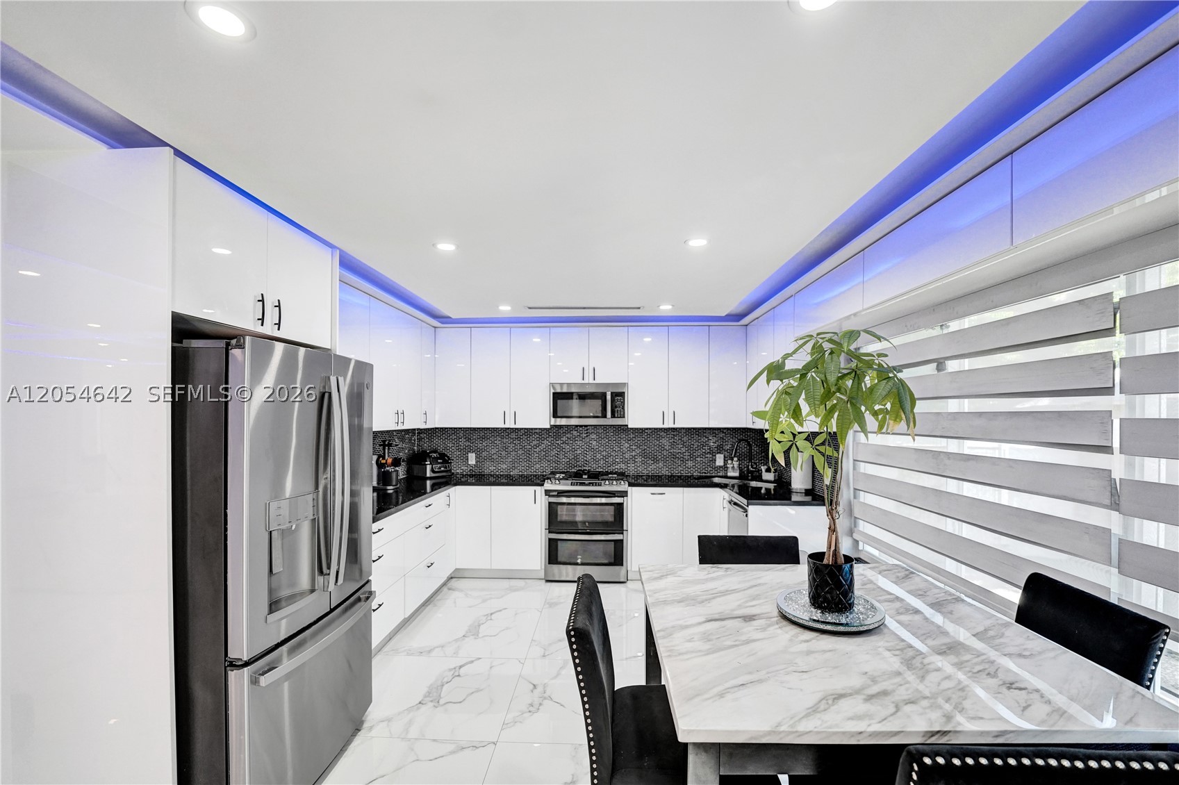 HOLLYWOOD HILLS - Residential