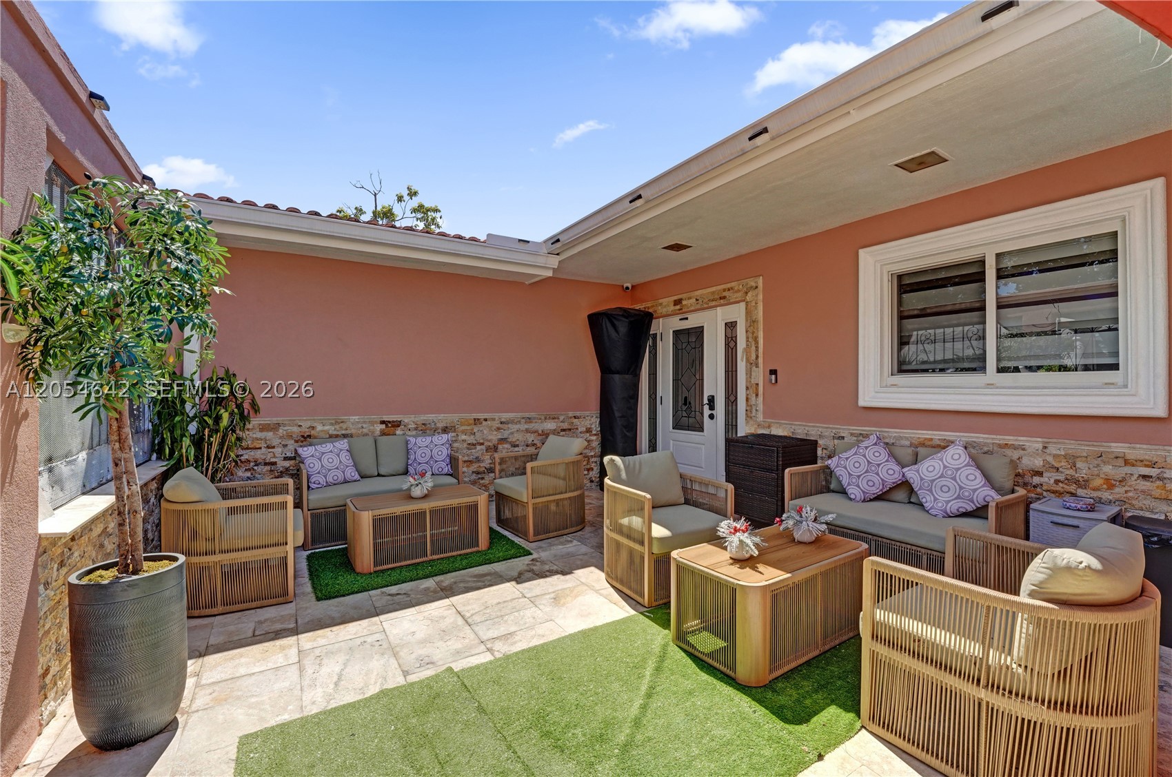 HOLLYWOOD HILLS - Residential