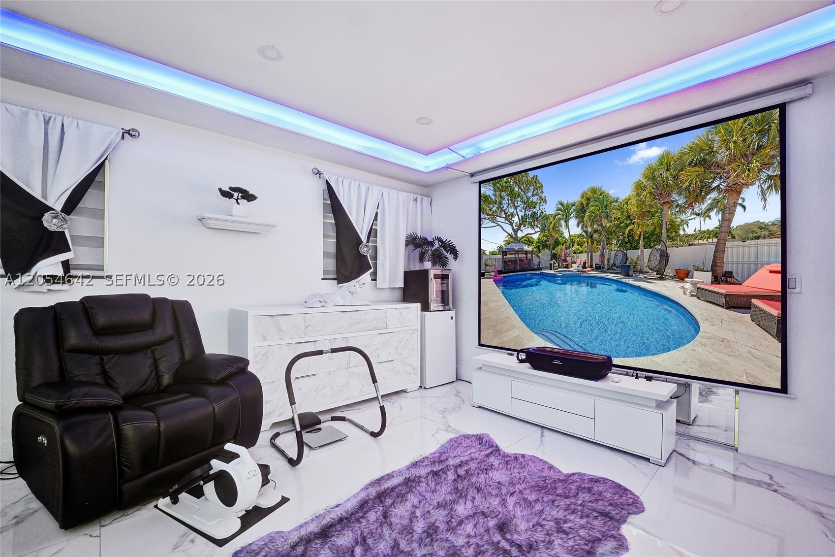 HOLLYWOOD HILLS - Residential