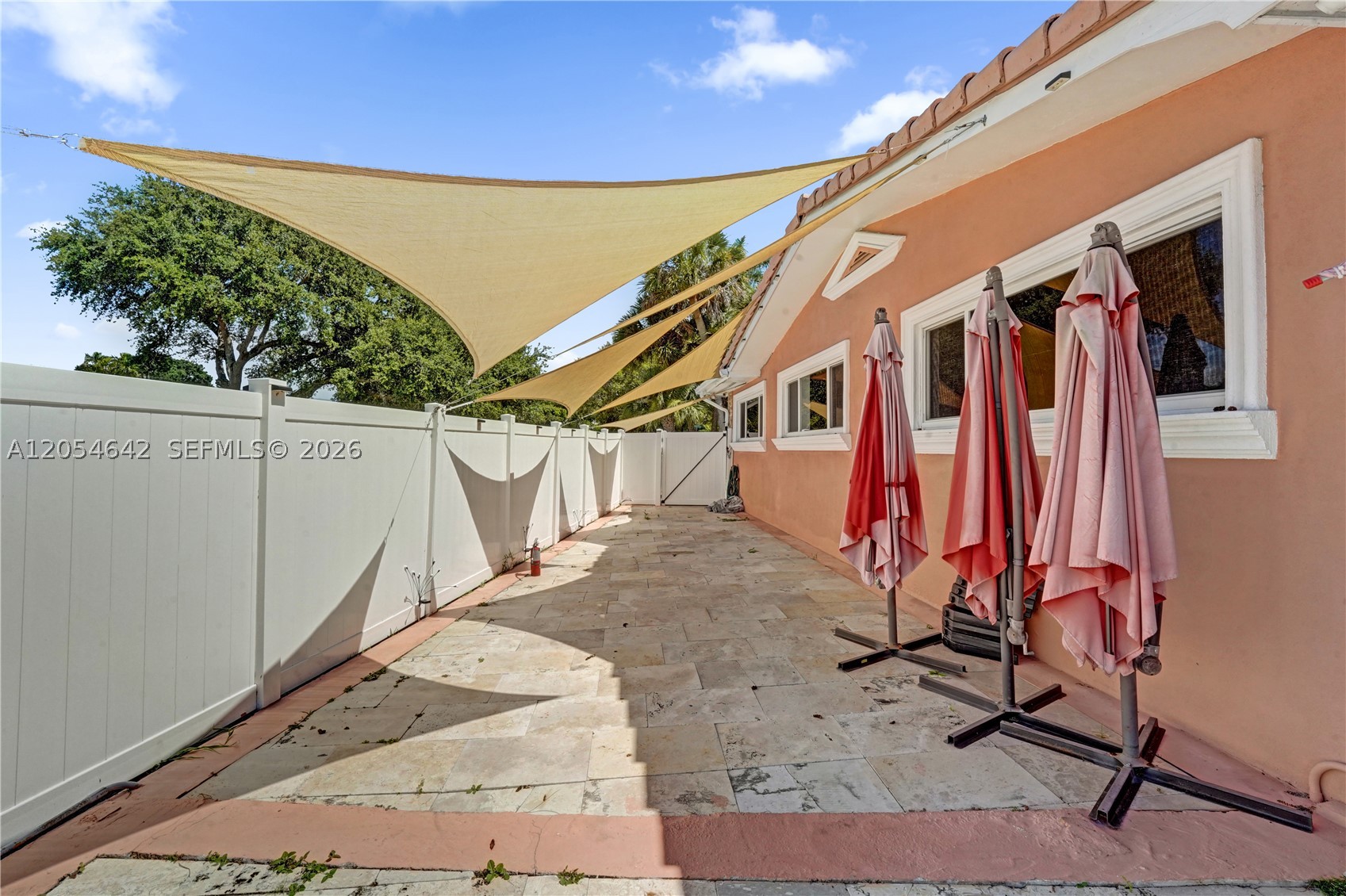 HOLLYWOOD HILLS - Residential