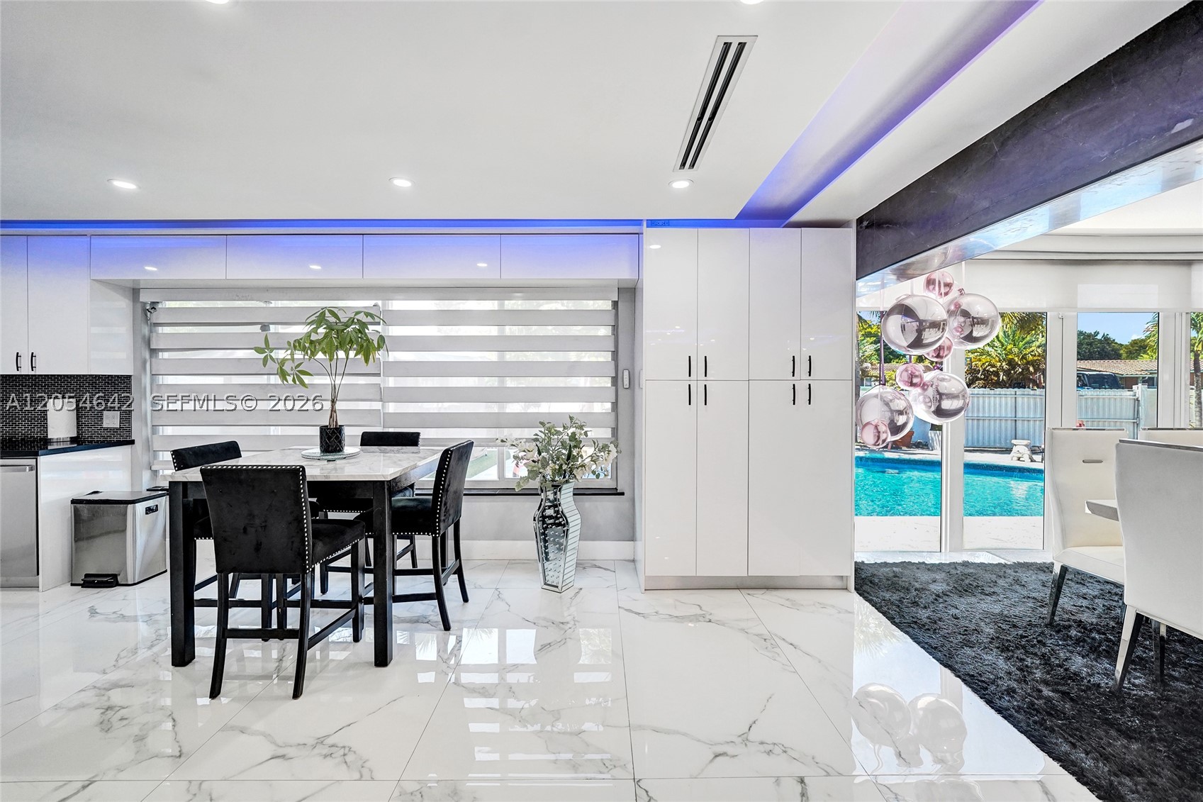 HOLLYWOOD HILLS - Residential
