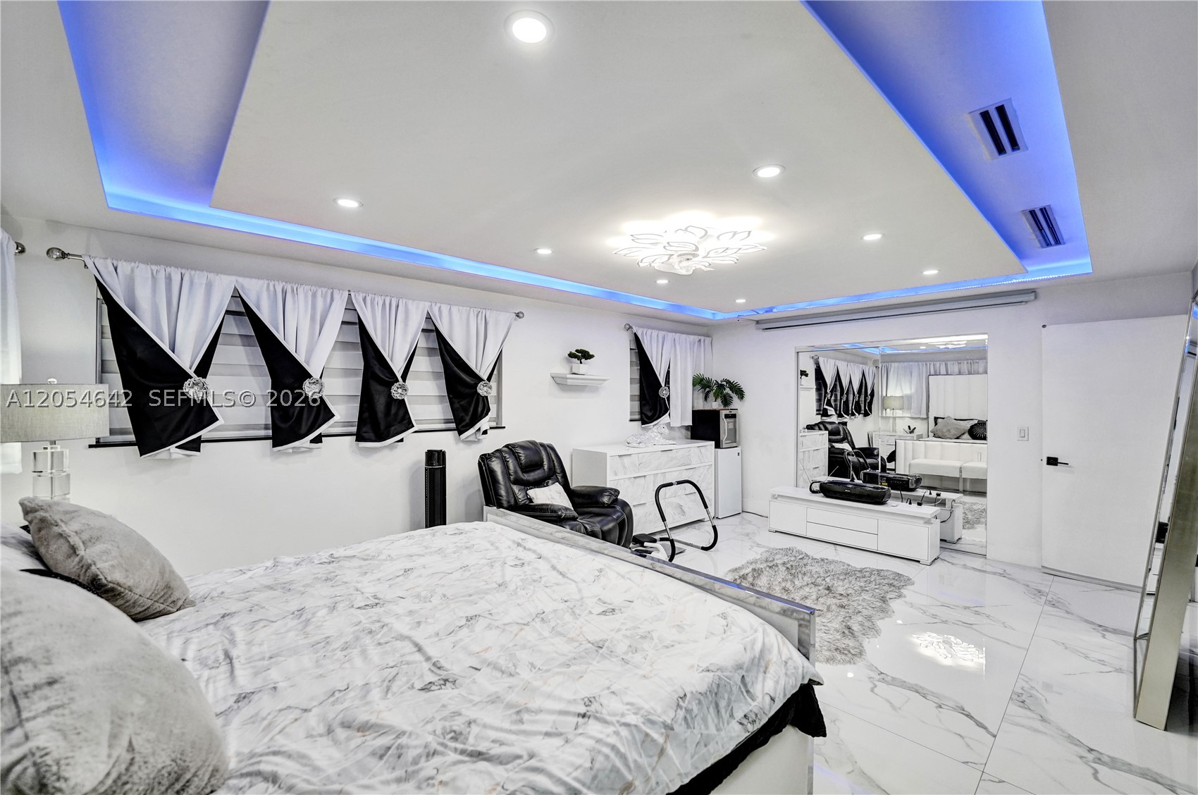 HOLLYWOOD HILLS - Residential