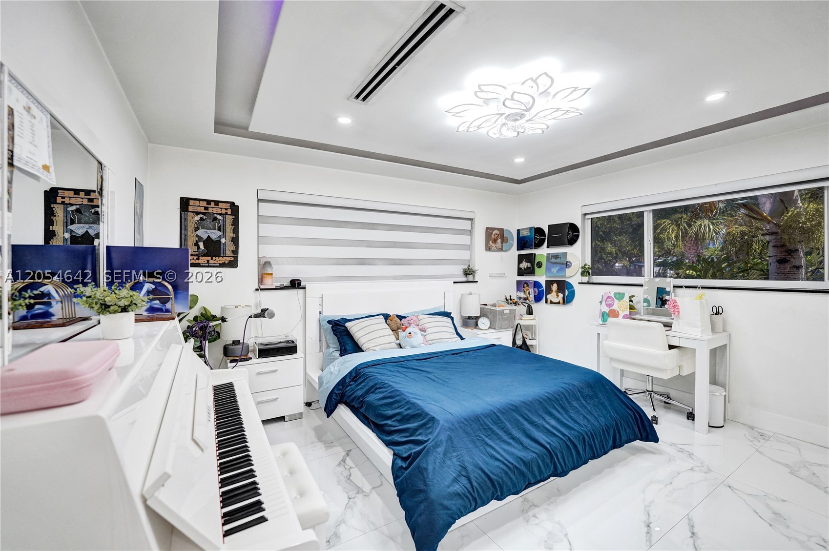 HOLLYWOOD HILLS - Residential