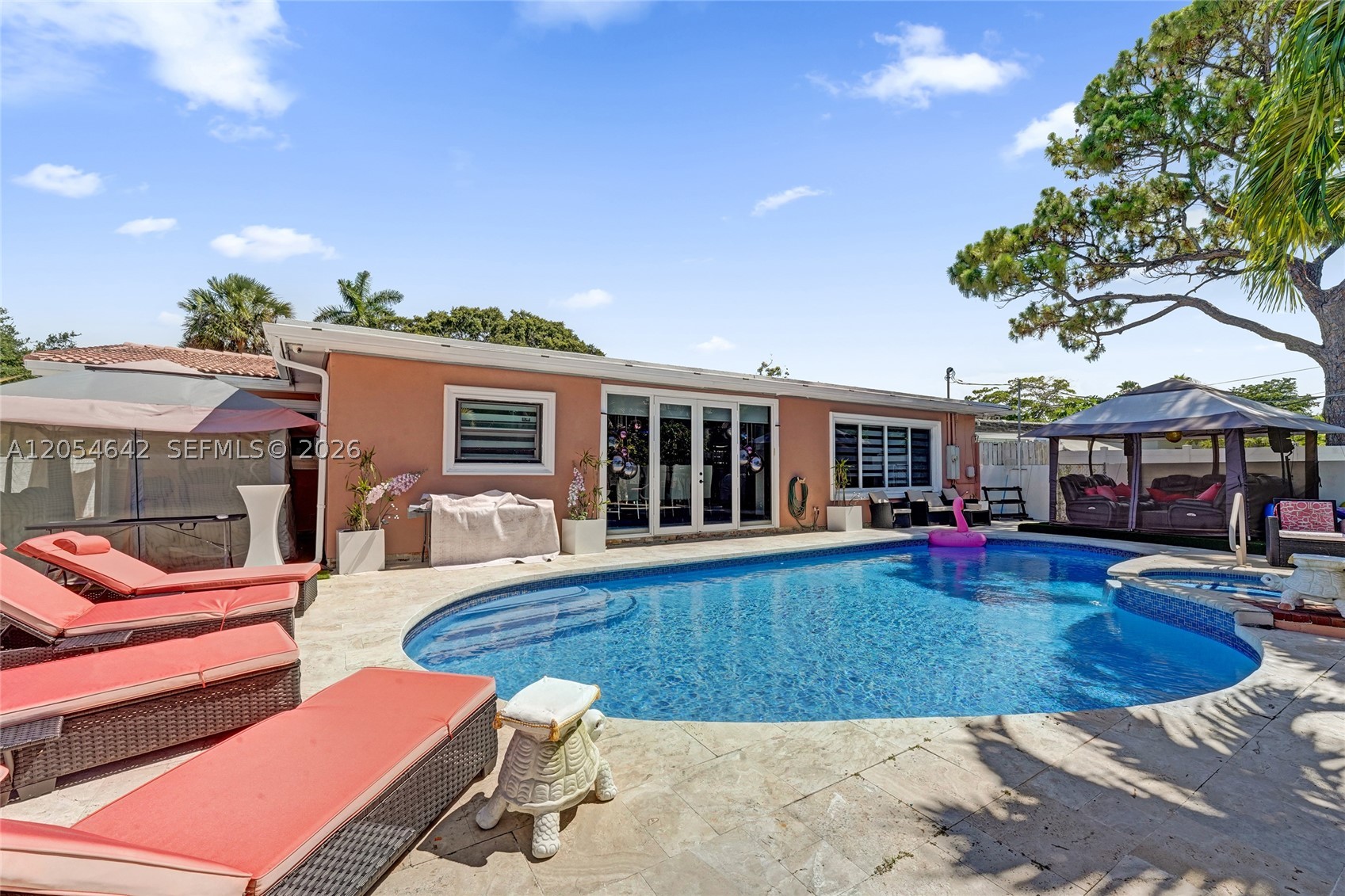 HOLLYWOOD HILLS - Residential