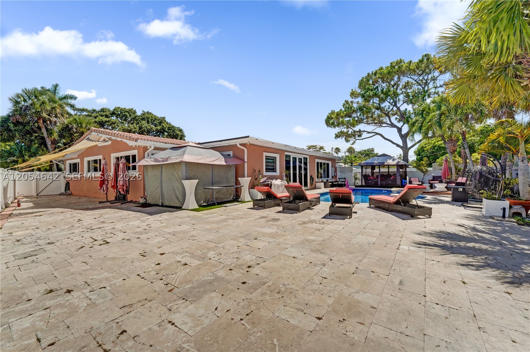 HOLLYWOOD HILLS - Residential