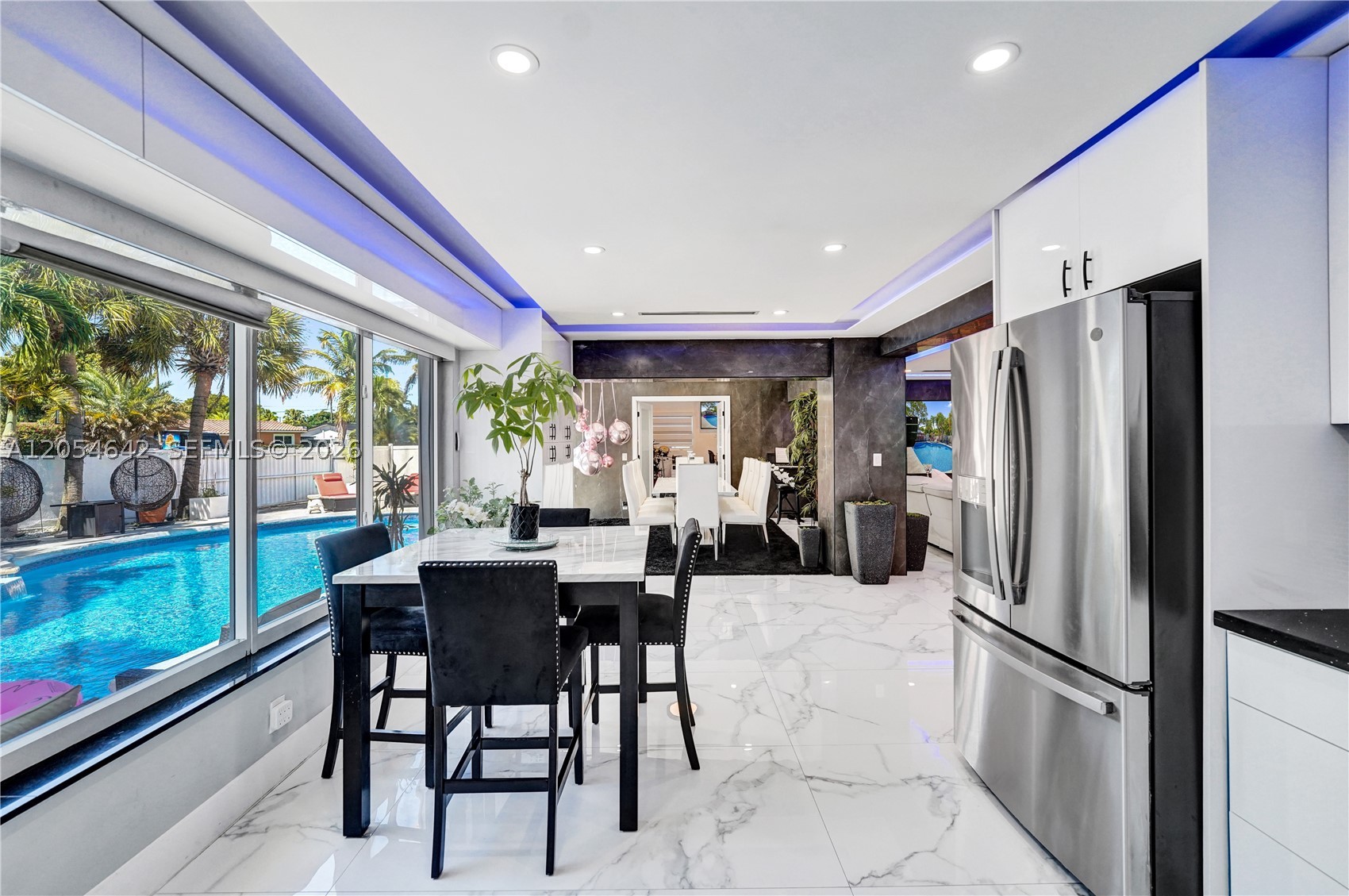 HOLLYWOOD HILLS - Residential