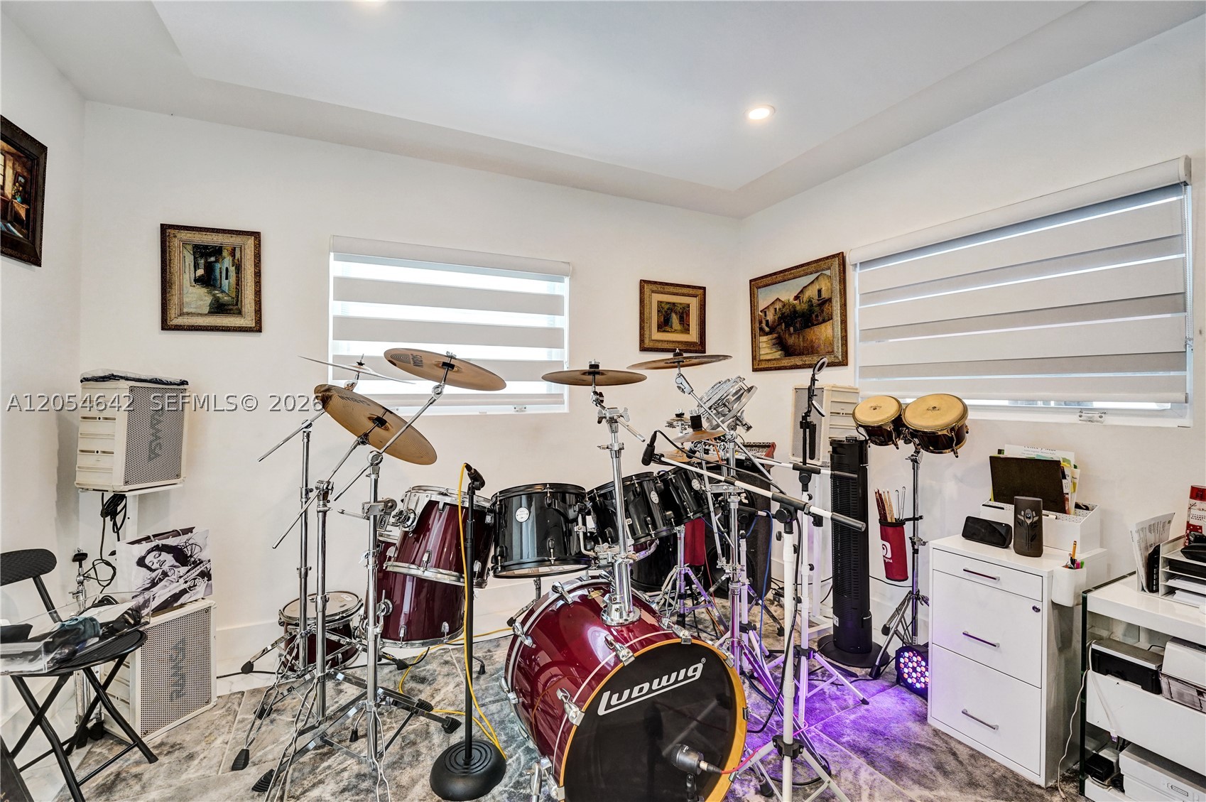 HOLLYWOOD HILLS - Residential