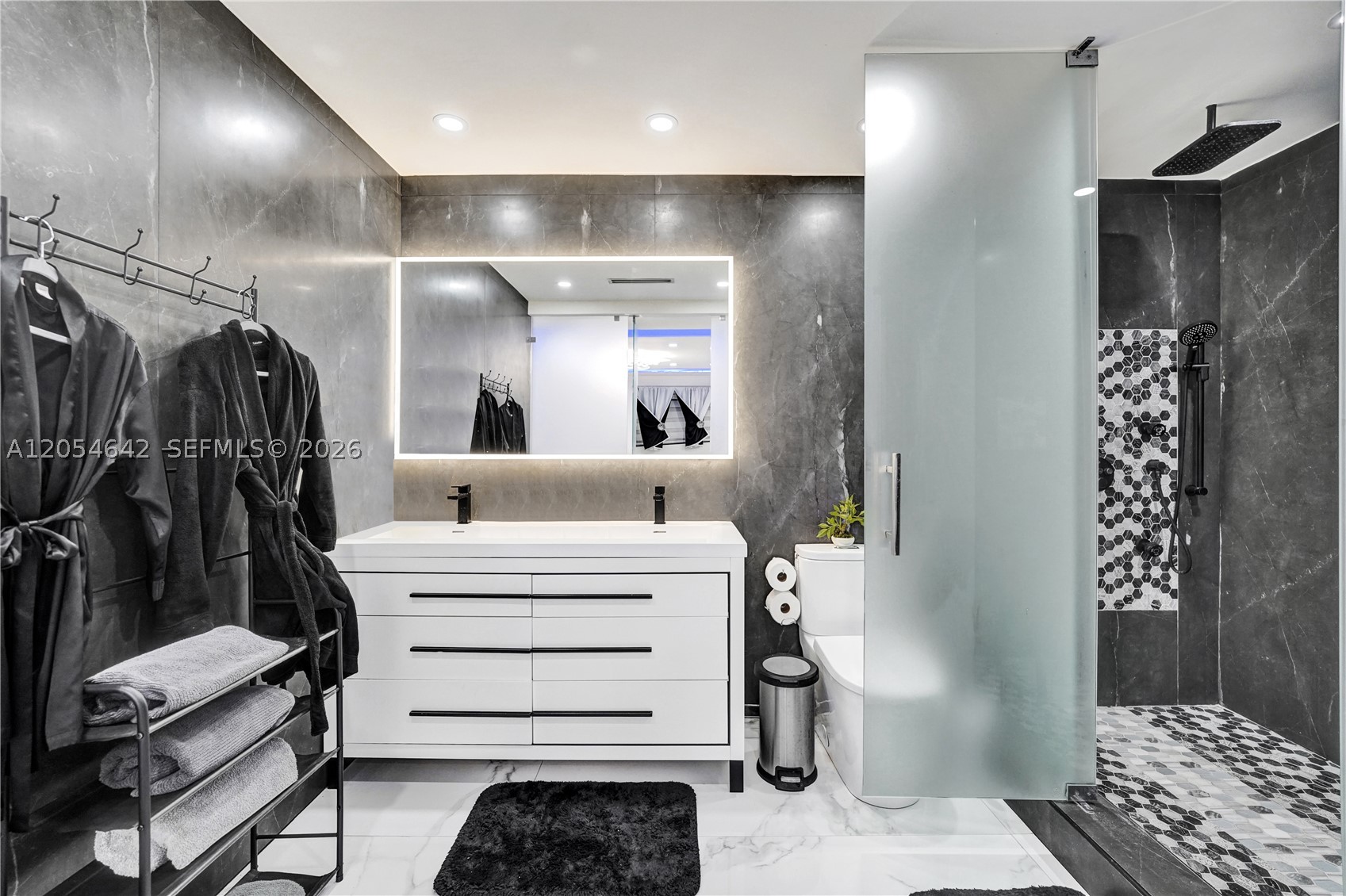 HOLLYWOOD HILLS - Residential