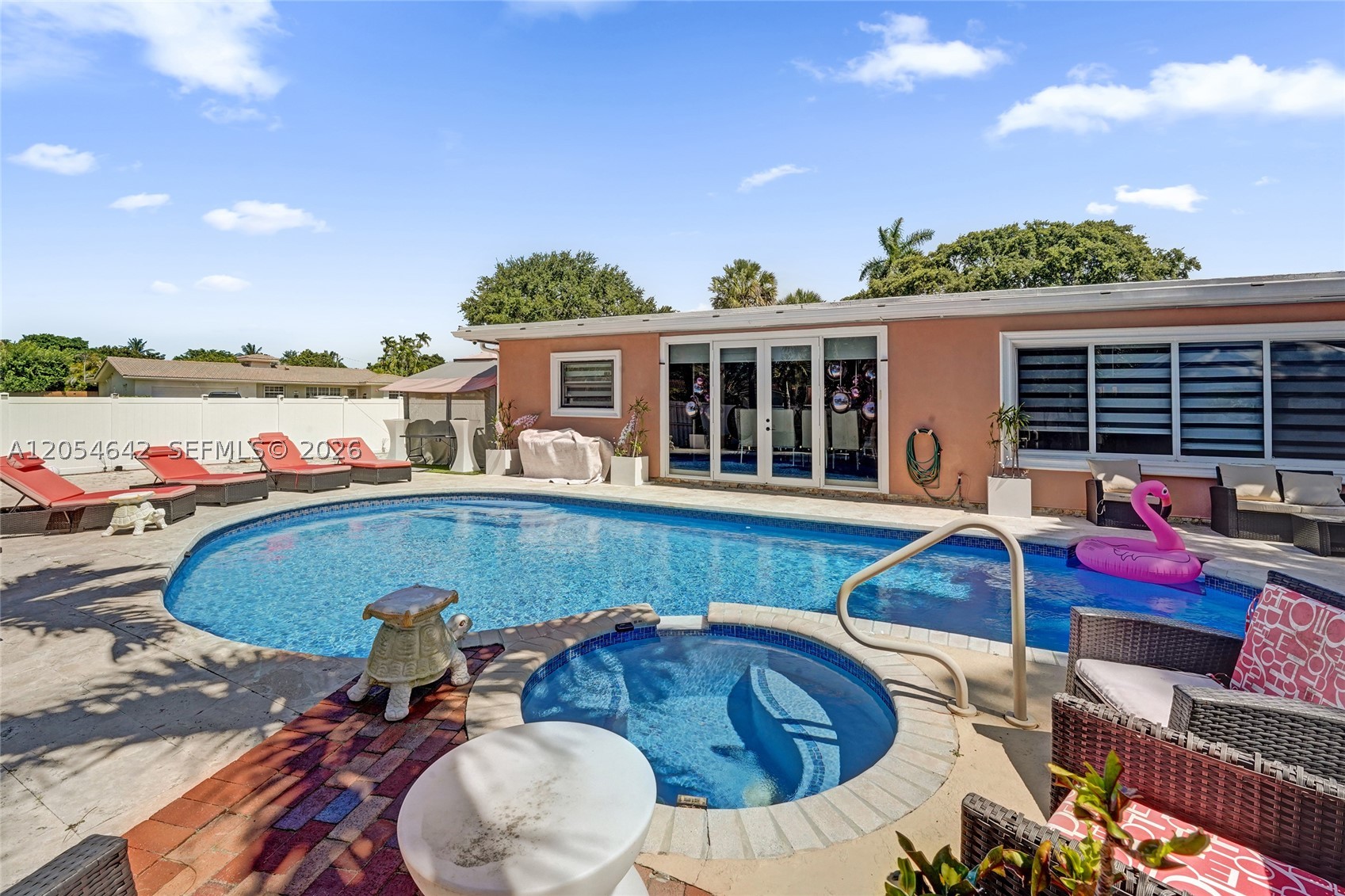 HOLLYWOOD HILLS - Residential