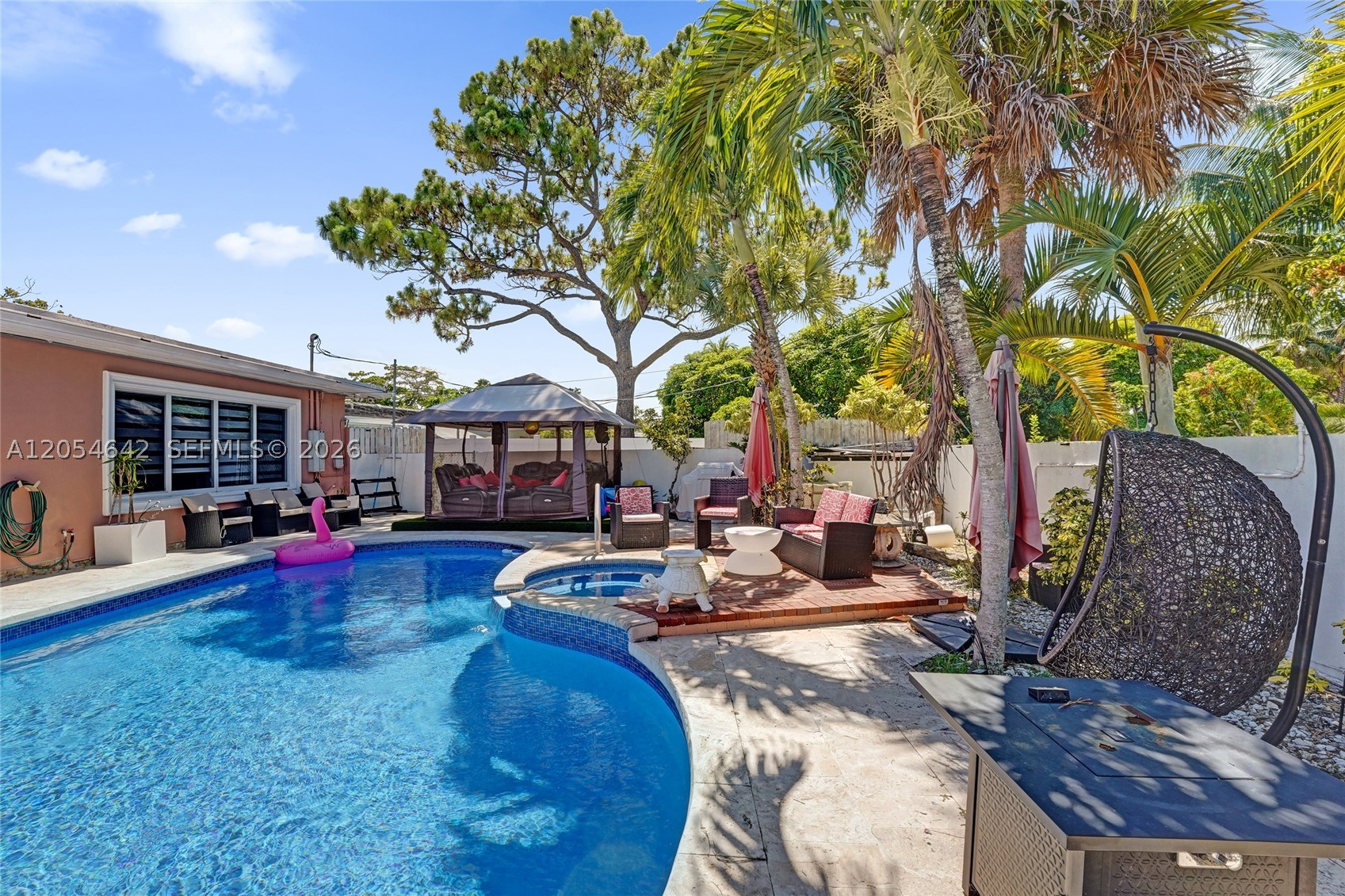 HOLLYWOOD HILLS - Residential