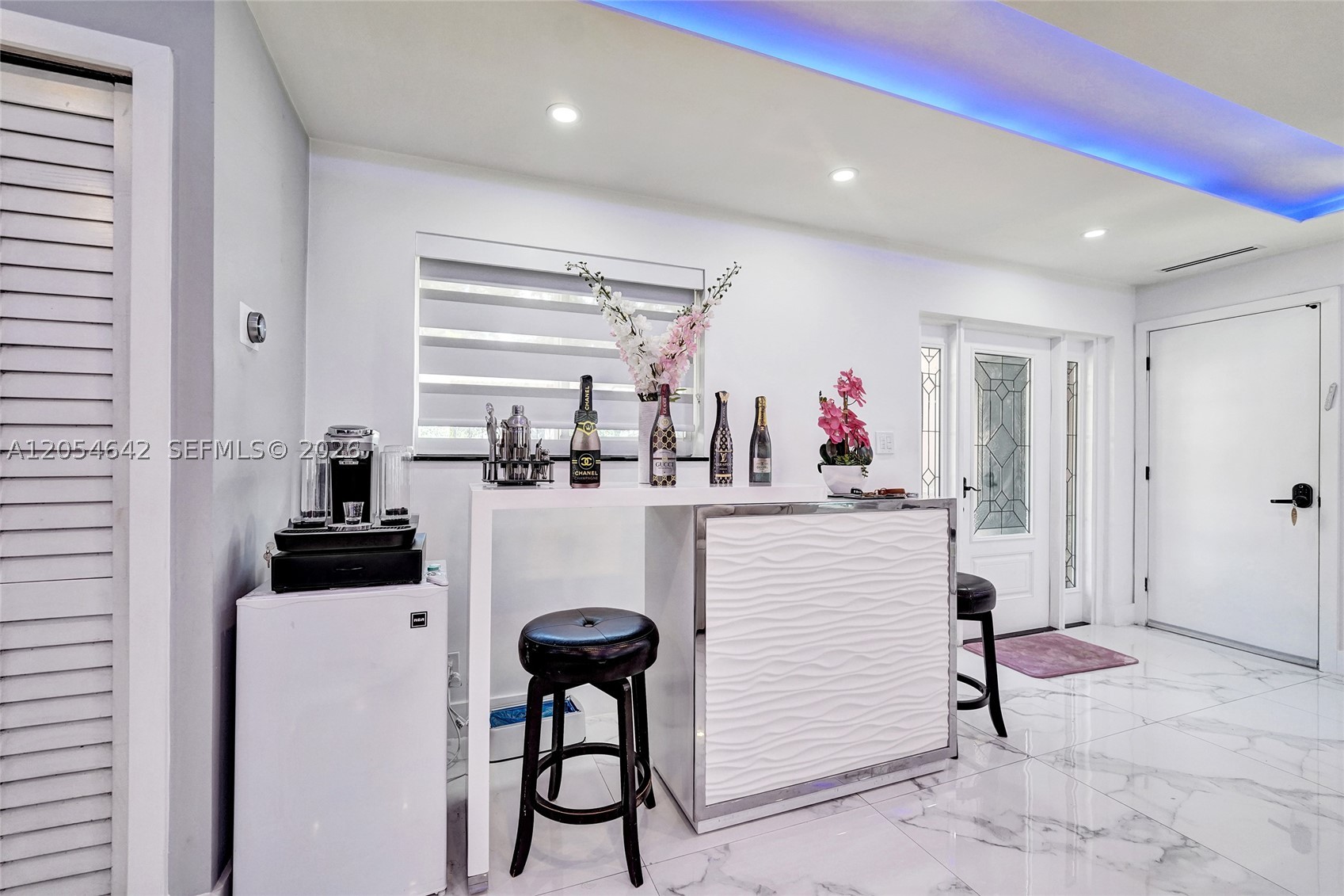 HOLLYWOOD HILLS - Residential