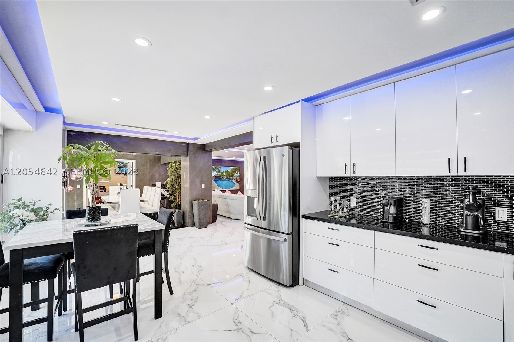 HOLLYWOOD HILLS - Residential