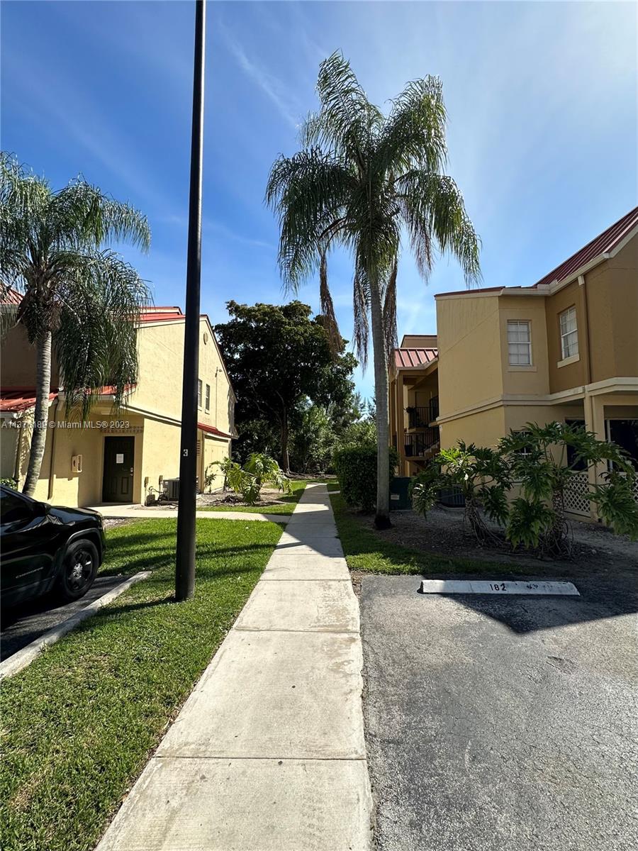 LA HACIENDA COUNTRY CLUB - Residential Lease