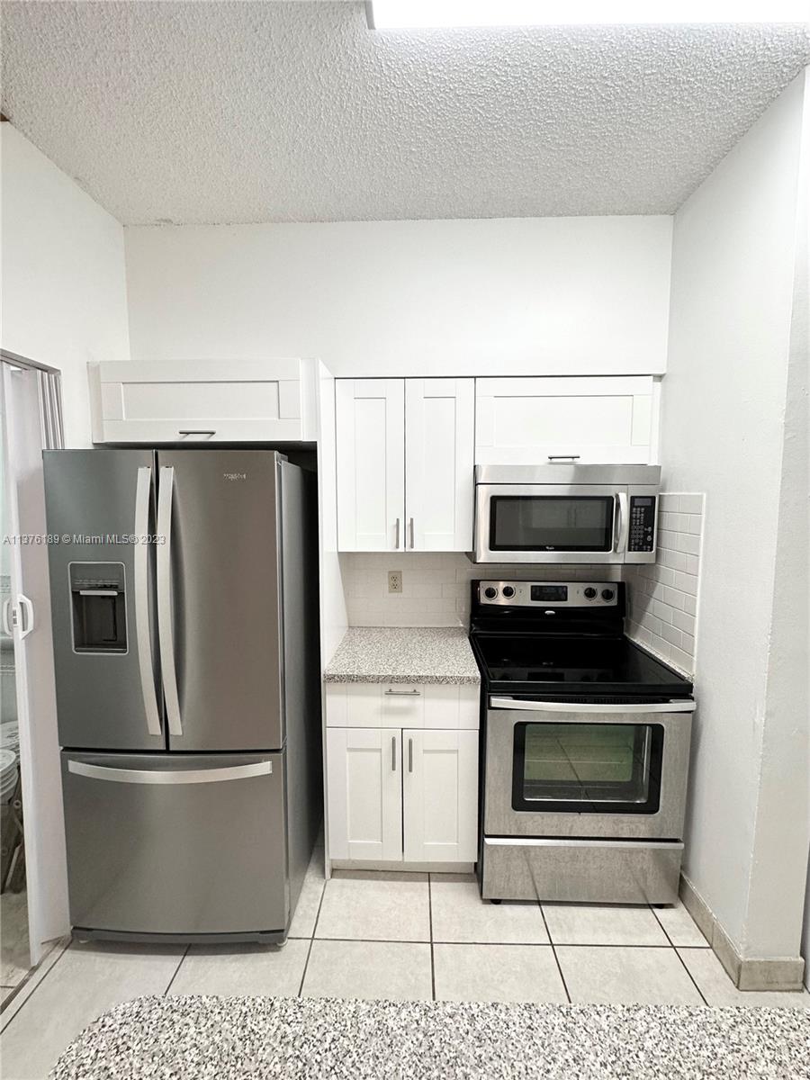 LA HACIENDA COUNTRY CLUB - Residential Lease