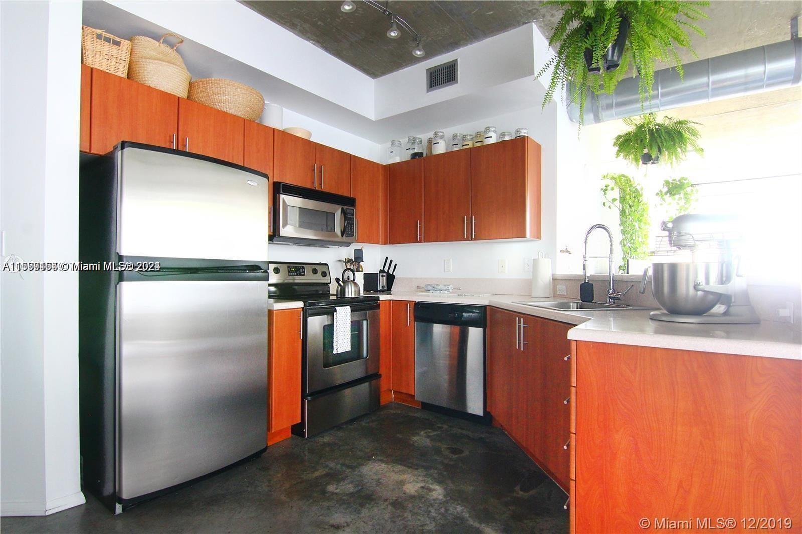1 BIG SPACE OPEN PLAN MIDTOWN LOFT STYLE APARTMENT WITHOUT DIVIDING BEDROOM WALLS WITH A
GREAT VIEW. VERY SPACIOUS 965 SQ FT! WASHER AND DRYER IN UNIT!!! BEAUTIFUL APARTMENT IN MIDTOWN AREA. GREAT LOCATION!
EXERCISE ROOM ON SITE AND SWIMMING POOL.  
WALKING DISTANCE FROM RESTAURANTS, STORES, AND MANY GREAT RETAIL STORES. TONS OF LIGHT!!! MUST
SEE!!! 2 ASSIGNED PARKING SPACES