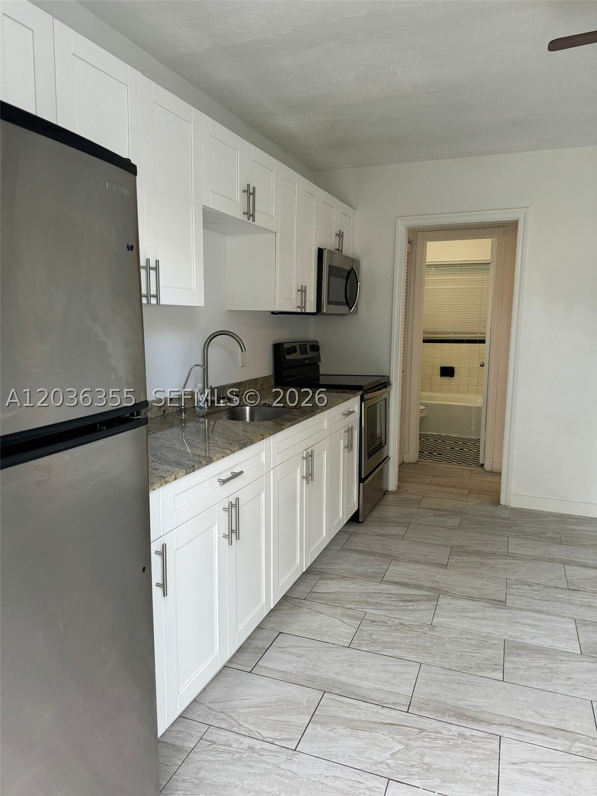 Duplex in Hollywood with 2 separate 1-bedroom, 1-bath units. Both units feature remodeled kitchens and Bathroom, washer and dryer, and updated finishes throughout. Great investment opportunity with strong rental potential in a desirable location close to shopping, restaurants, and major roads.
an be sold together with an additional 2-unit property (MLS #A12036339 located just minutes away, offering a unique opportunity to expand your investment portfolio. Contact listing agent for details.
