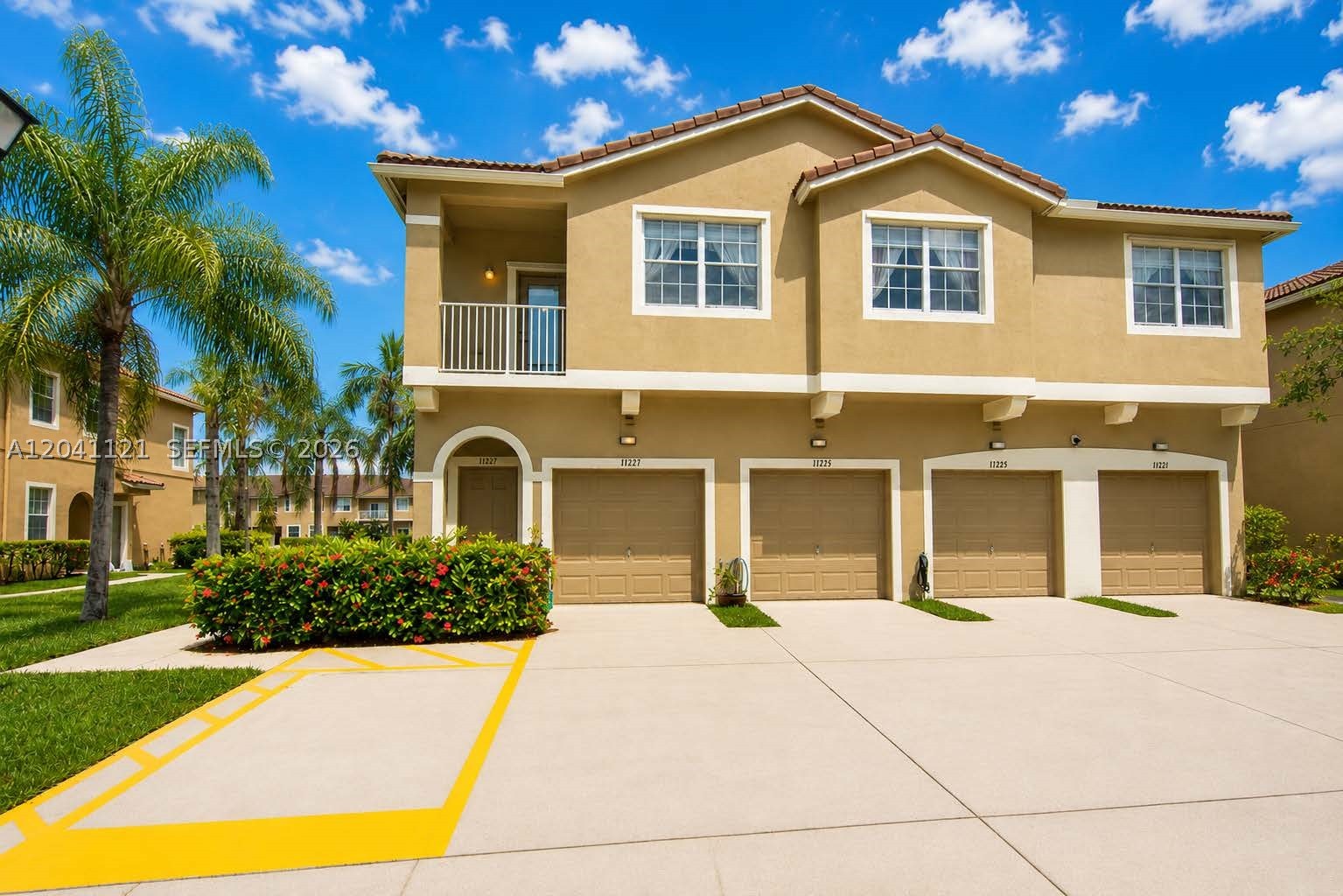 Beautifull Maintenad Property, Kitchen is updated with stainless steel appliances, granit counter topsand,  spacius 2 Bathrooms and 2 Bedrooms.  Owner-occupied, easy to show with 24 hour notice. Use Show Assist. Contact agent Sonia Bernal 914 575 8910 or text with all questions. Send all offers to agents on file and investmentsonia2024@gmail.com. Showings will be from 1 to 6 p.m.
