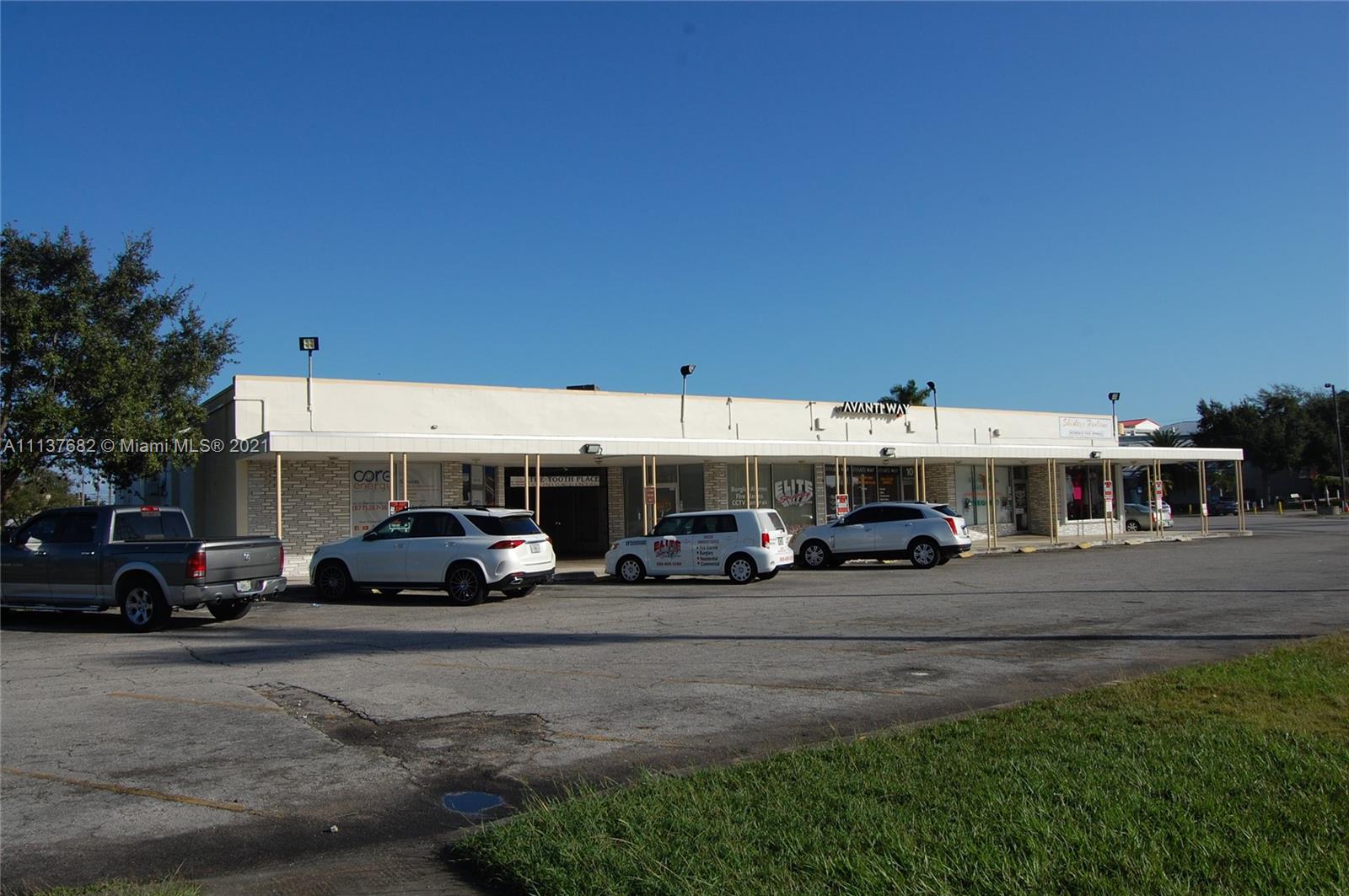 Retail and office for rent, several units available from 300ft to 1350ft, bathroom in each unit, open hours, ideal space for professional offices, jewelry, boutique. Excellently located behind Miami Dade College Homestead Campus, opposite Homestead City Hall, free parking. THE TENANT is responsible for verifying in the city and in the county the licenses and permits required to establish his business here BEFORE ENTERING INTO CONTRACT.