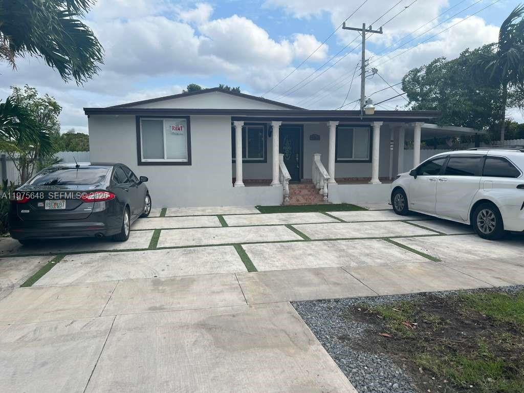Spectacular single-family home in West Hialeah, excellent location, near a highly rated school (less than 500 feet), restaurants, supermarkets, shops, and churches.

This beautiful home features five bedrooms, four full bathrooms, a spacious kitchen, wood cabinetry, a washer and dryer, ceramic tile flooring, hurricane-resistant windows and doors, a large backyard ideal for barbecues, fruit trees, pets, pool installation, and boat parking. There is ample space in the front yard for six vehicles.
This property has great income potential and is ideal for investors. NO HOA.Open house mayo 23 de 1 pm a 3 pm