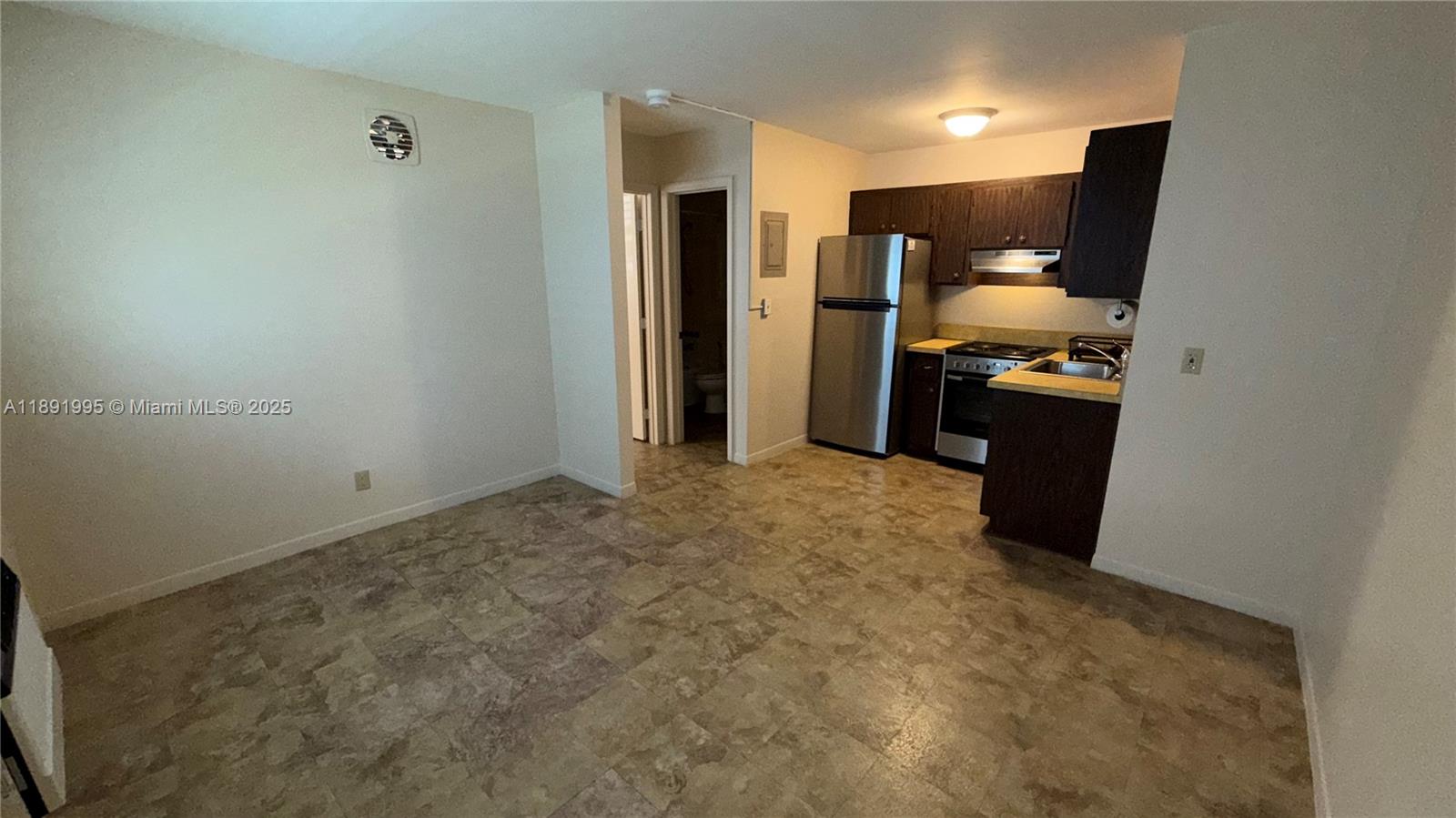 CORAM GARDENS - Residential Lease