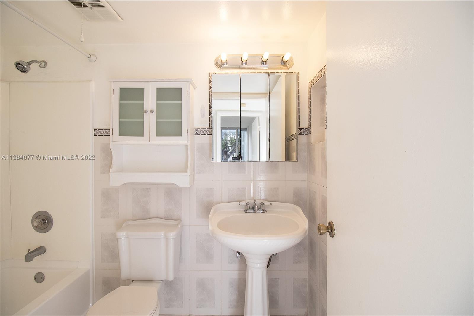 LAS BRISAS@ COUNTRY CLUB - Residential Lease