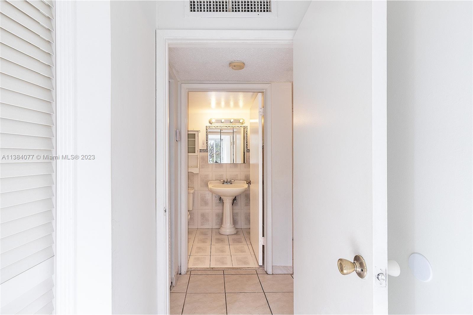 LAS BRISAS@ COUNTRY CLUB - Residential Lease
