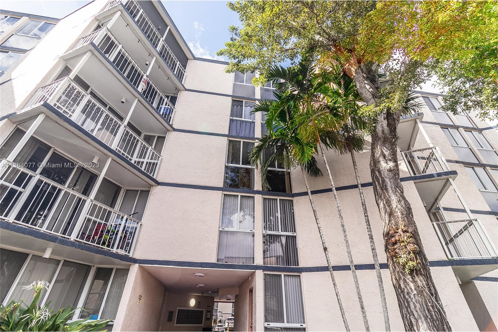 LAS BRISAS@ COUNTRY CLUB - Residential Lease