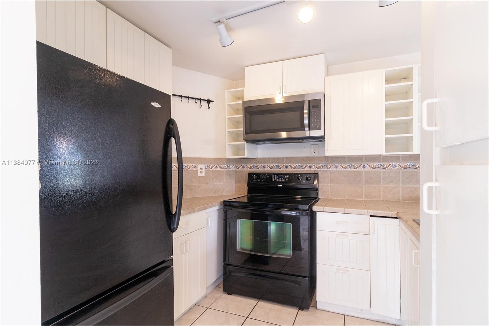 LAS BRISAS@ COUNTRY CLUB - Residential Lease
