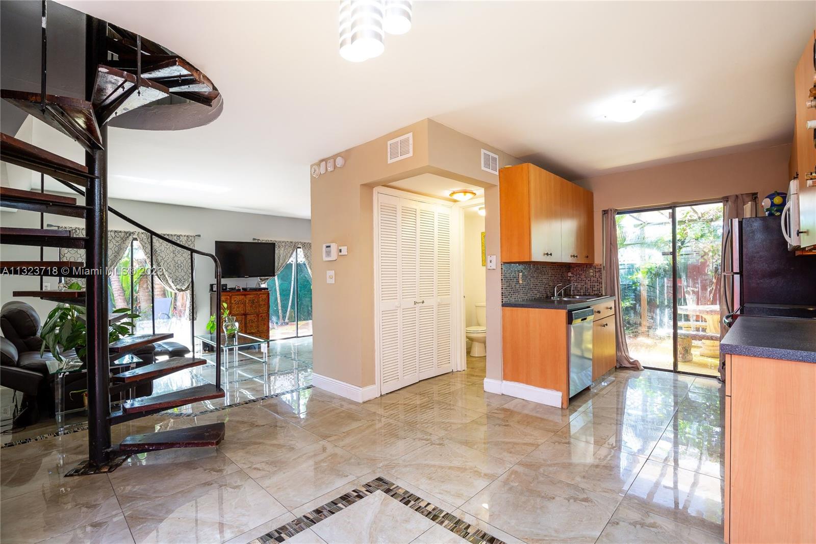 SOUTH BAY ESTATES - Residential Income
