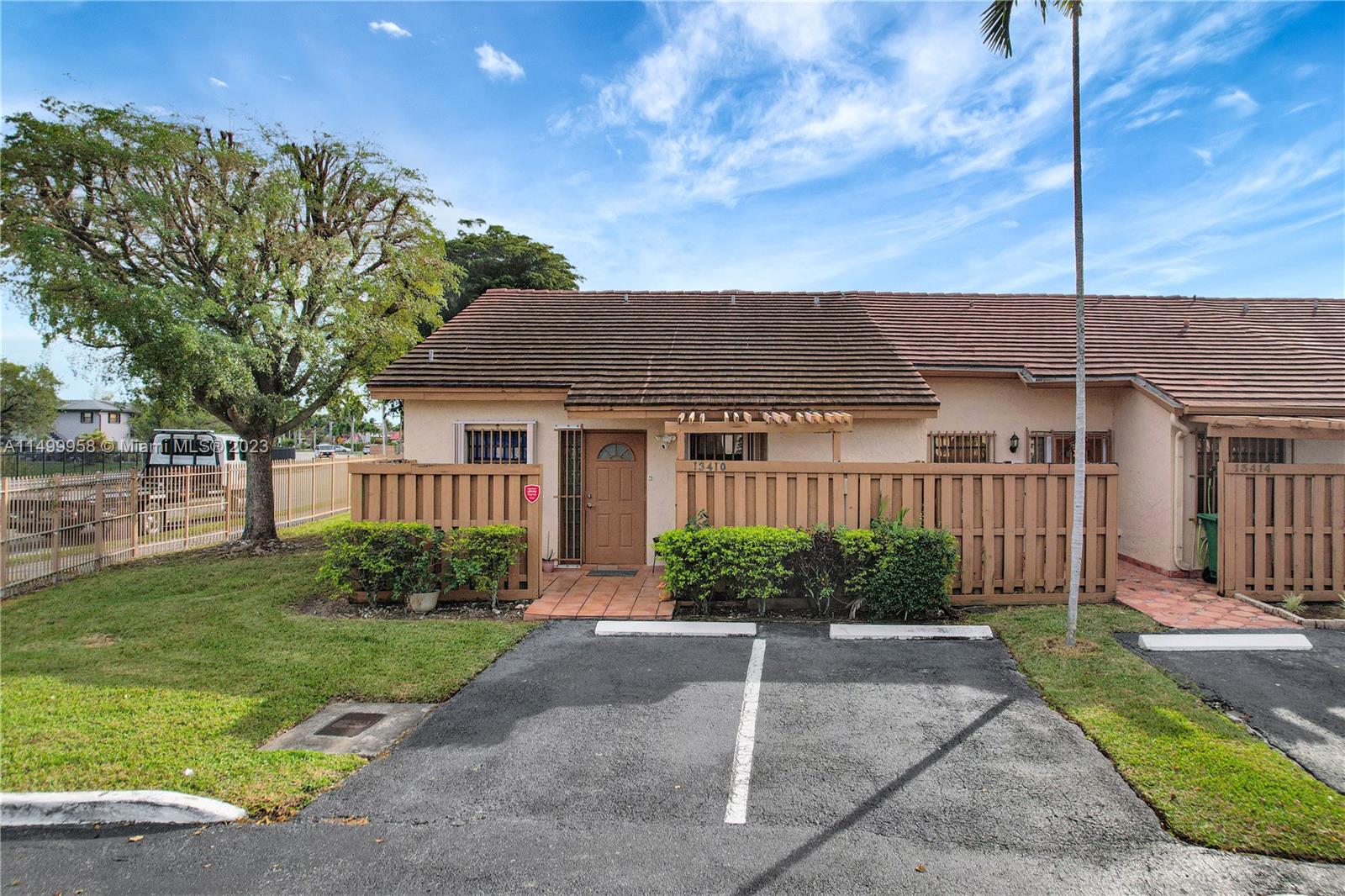 TAMIAMI LAKES TOWNHOUSES - Residential Lease