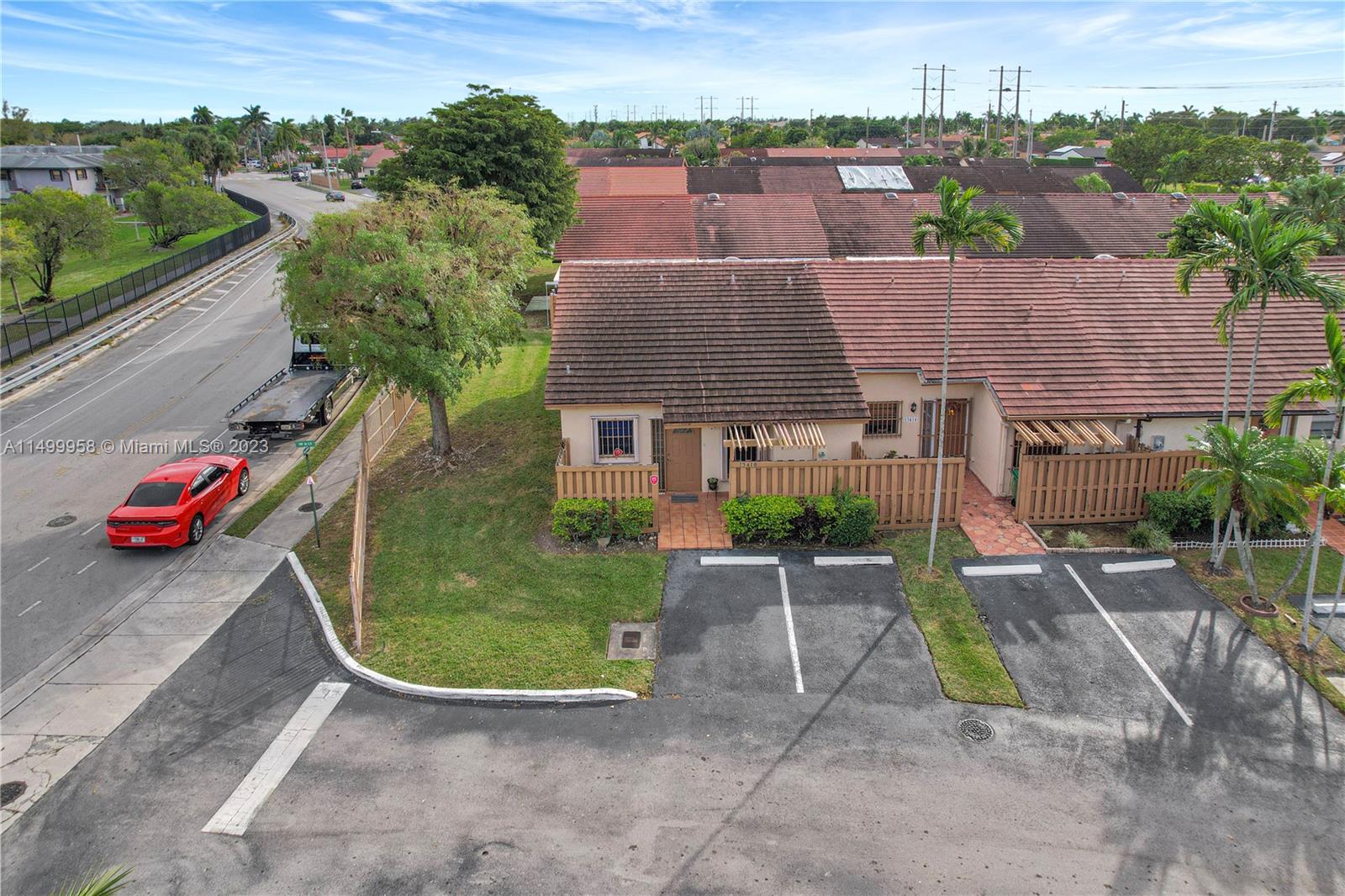TAMIAMI LAKES TOWNHOUSES - Residential Lease