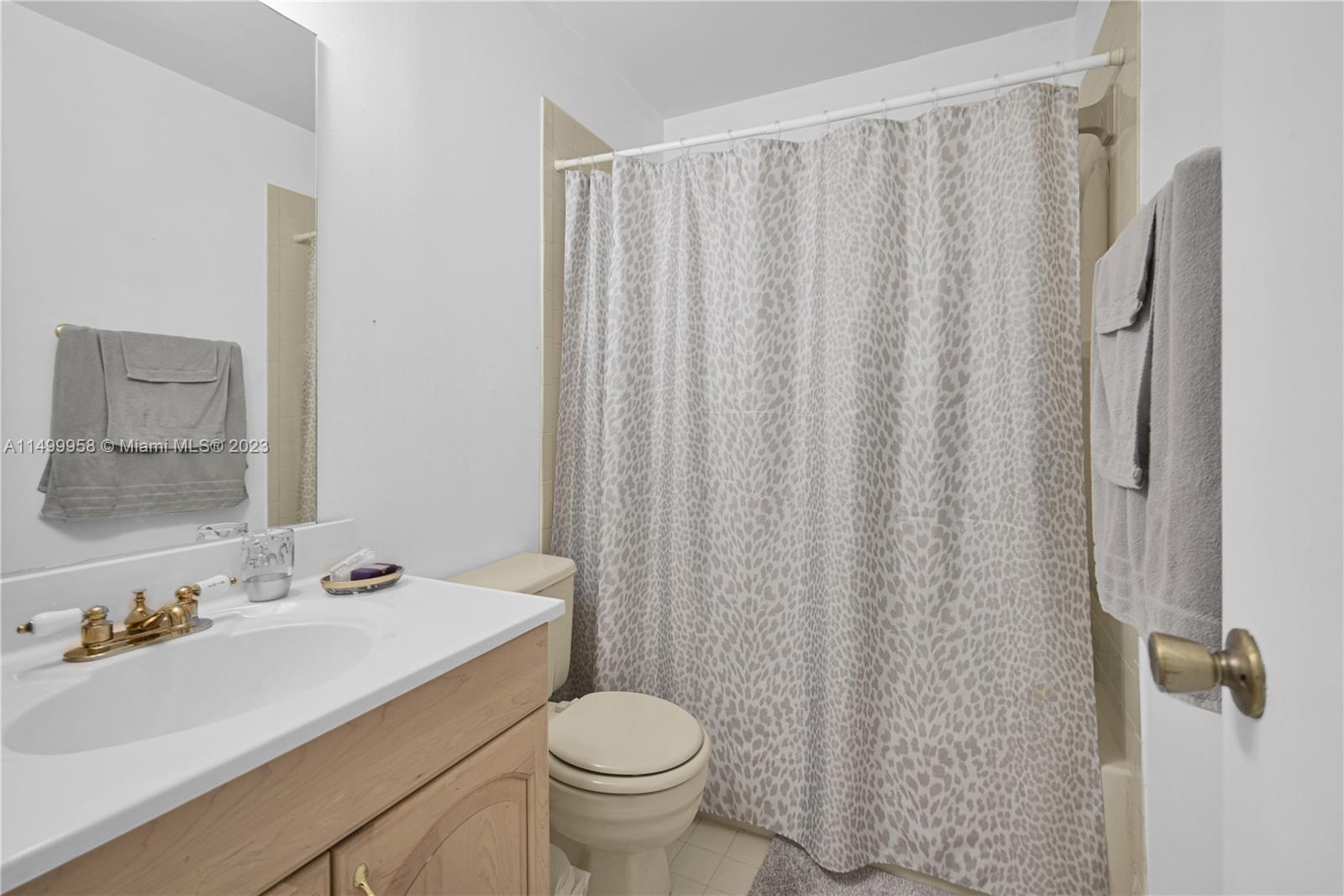 TAMIAMI LAKES TOWNHOUSES - Residential Lease