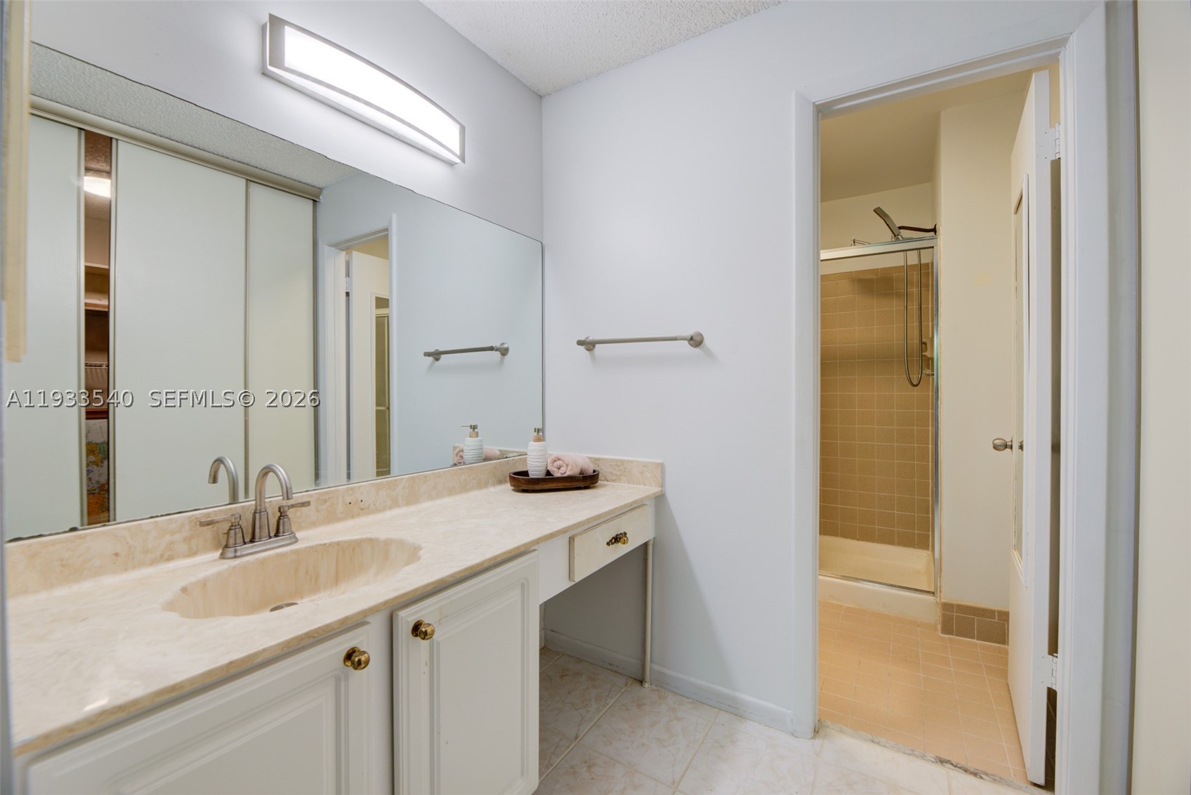 POND APPLE PLACE III COND - Residential