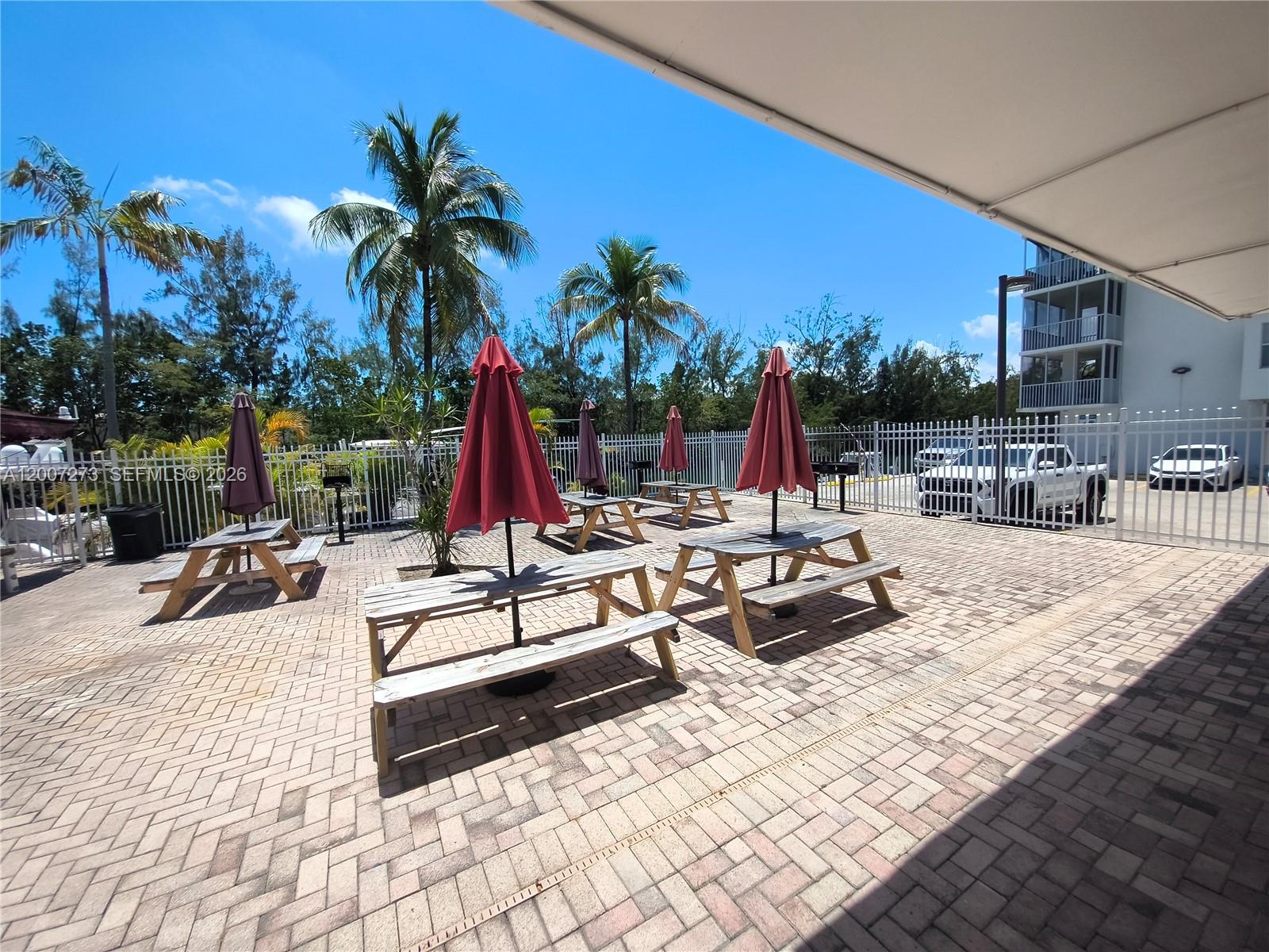 EASTERN SHORES WHITE HOUS - Residential