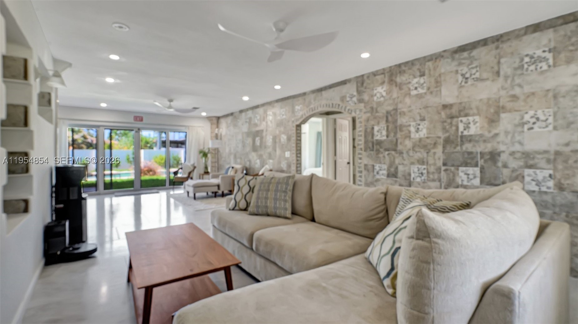 HOLLYWOOD LAKES SECTION - Residential