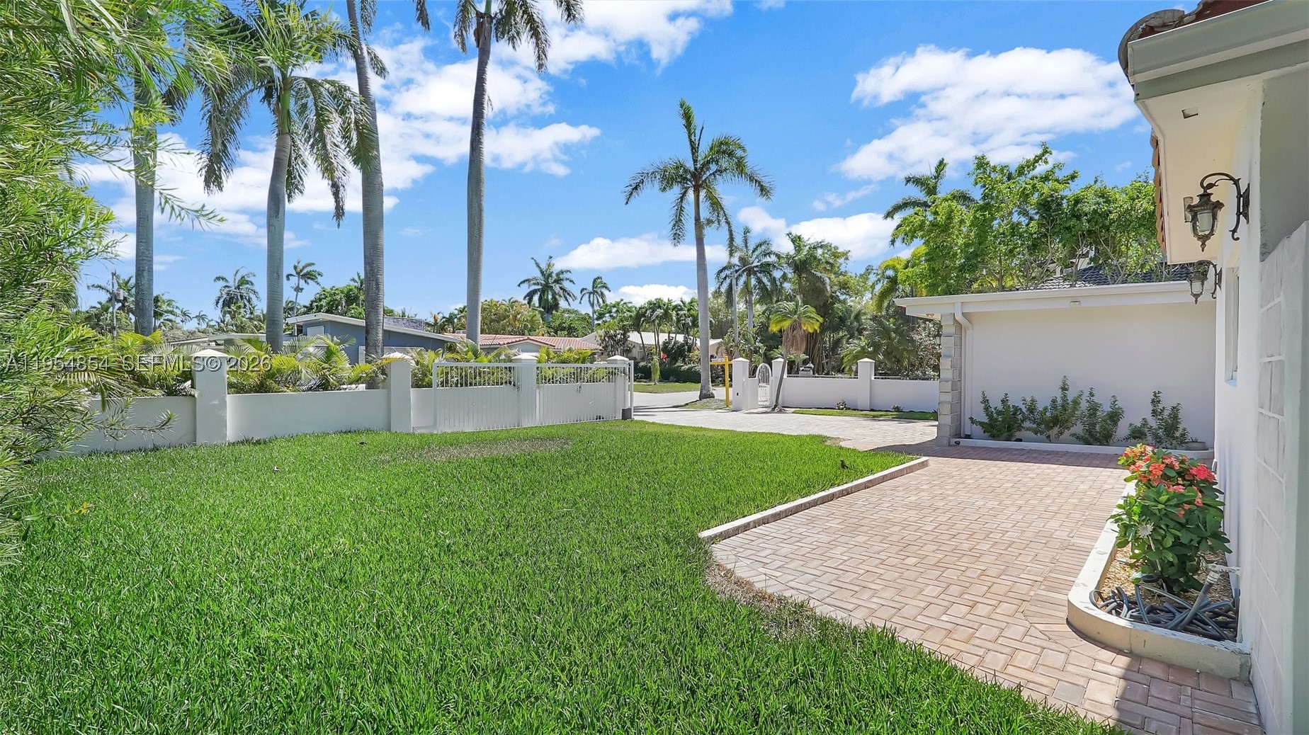 HOLLYWOOD LAKES SECTION - Residential
