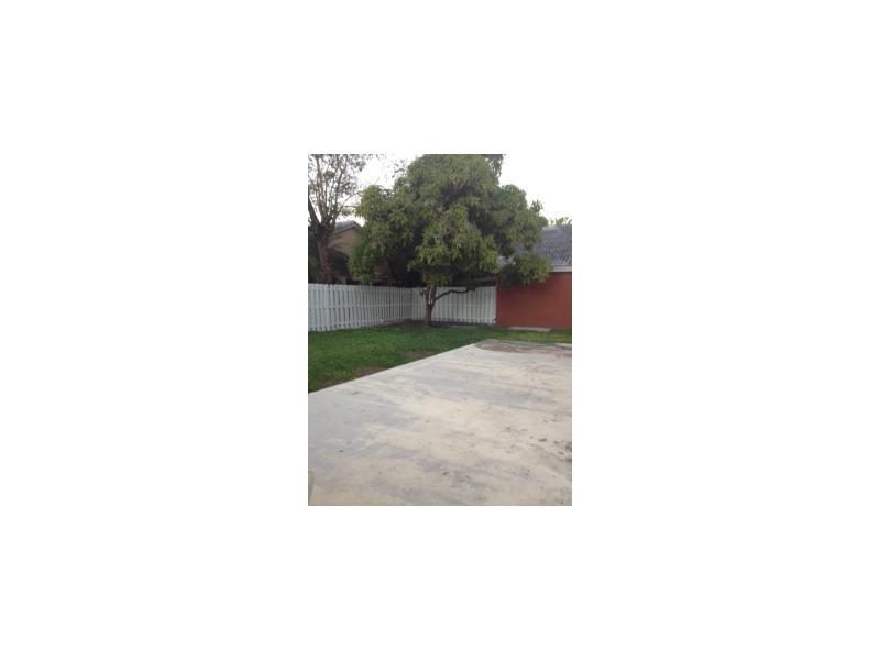 WEITZER HAMMOCKS HOMES SE - Residential Lease