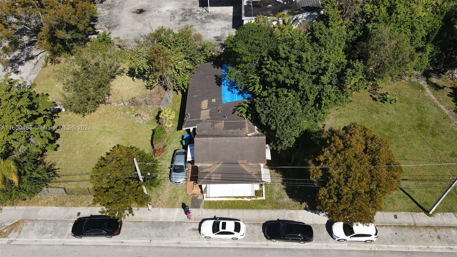 Development Opportunity! 1,971 square foot house on a 4,900 square foot lot with 5 bedrooms and 2 bathrooms.
Contact us today for a viewing.