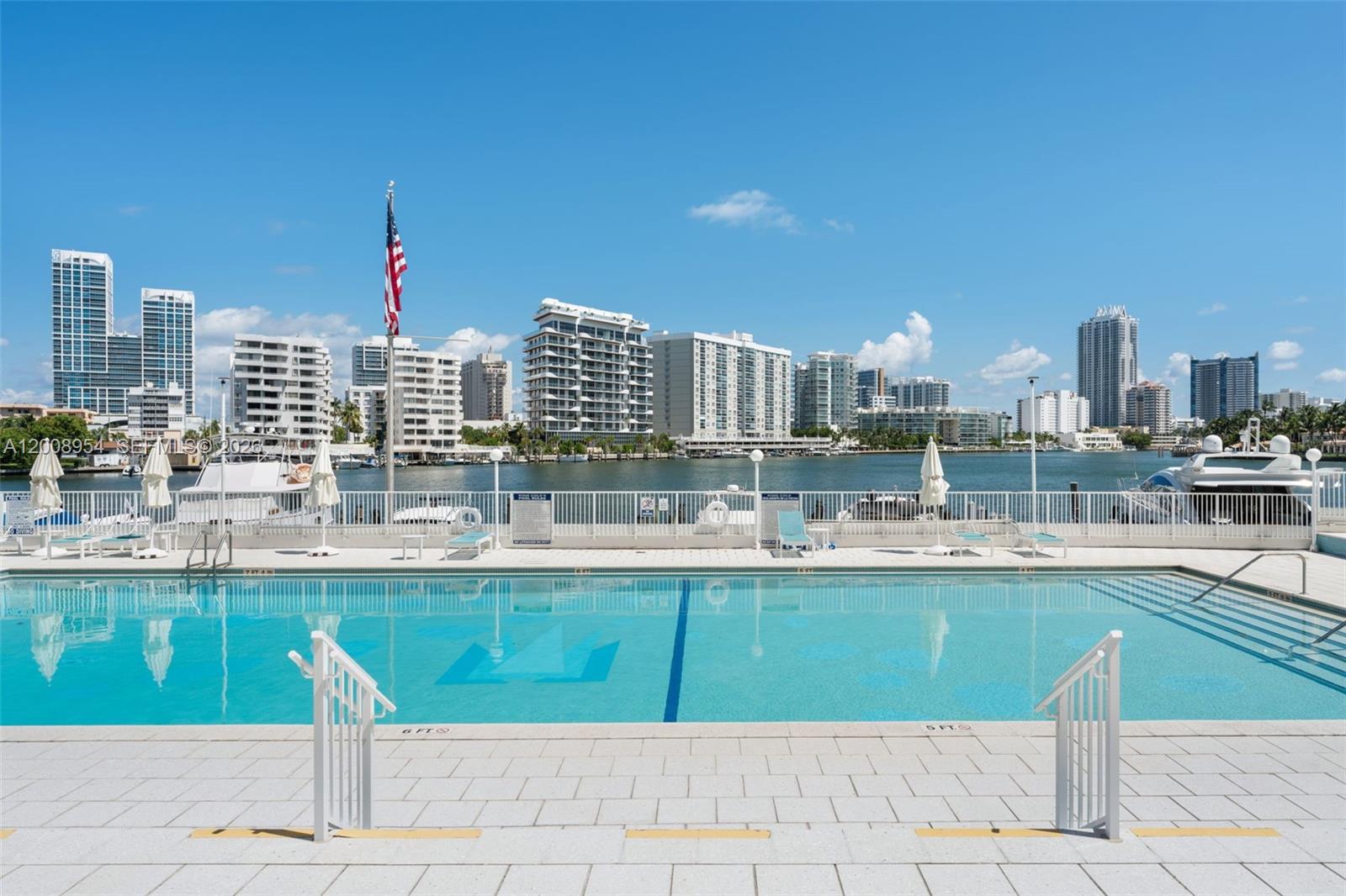 KING COLE CONDO - Residential