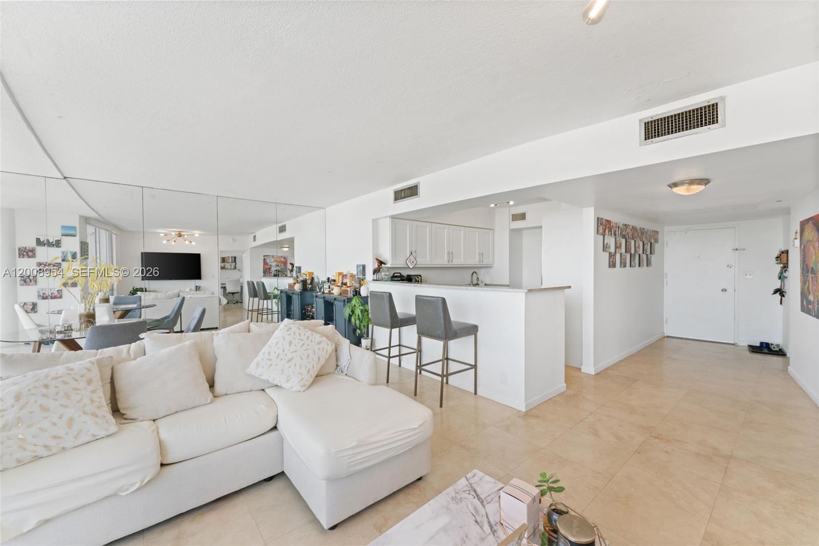 KING COLE CONDO - Residential