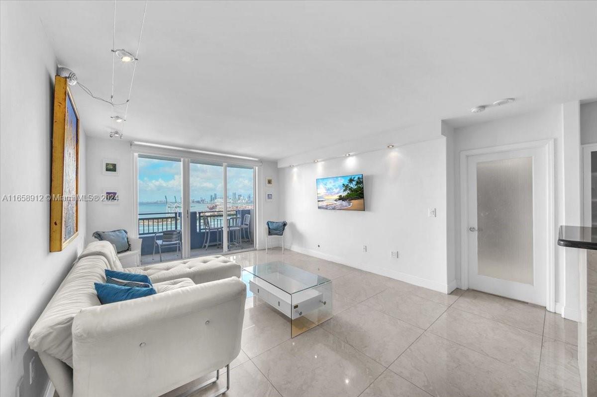YACHT CLUB AT PORTOFINO - Residential