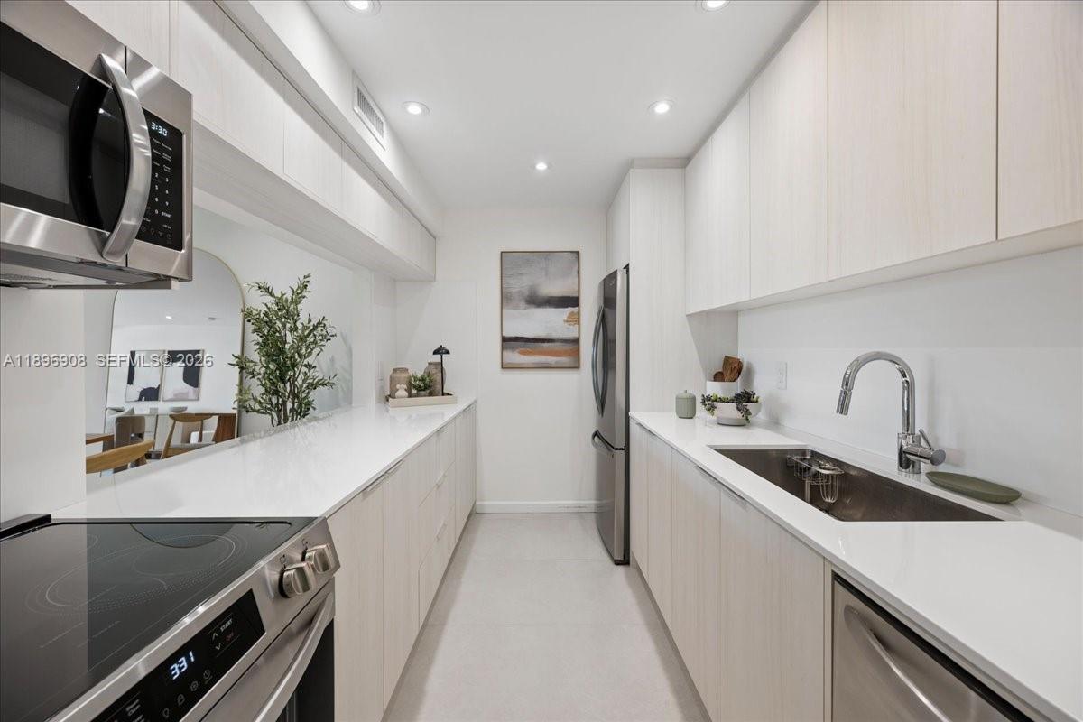 COMMODORE CLUB WEST CONDO - Residential