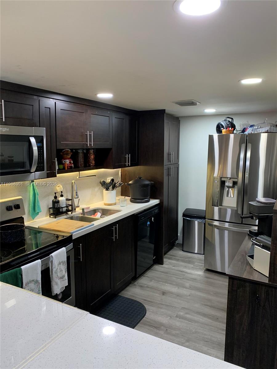 BRENTWOOD TOWNHOUSE 2 - Residential