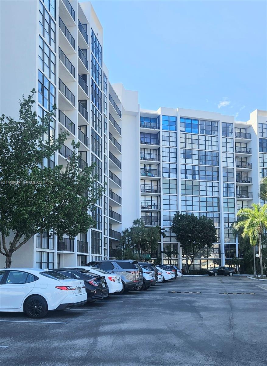 Best value in the area! Spacious 1 Bedroom + DEN / 1.5 Bath in a prime, high demand location. The versatile den is perfect for a home office, guest space, or flex room adding extra functionality and value.
Bright open layout, walk-in closet, updated A/C, private storage, and assigned parking.
Well-maintained building with renovated lobby, pool, fitness center, and BBQ area.
Walk to shops and restaurants. Minutes from the beach.

Seller offering $5,000 toward buyer’s closing costs. Unbeatable opportunity for end-users or investors.

Priced to sell. Don’t miss it.
