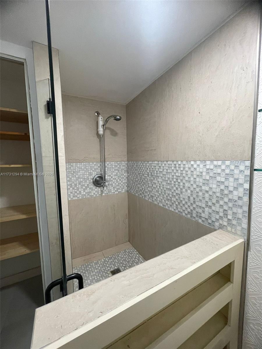 LE JEUNE MANORS - Residential Lease