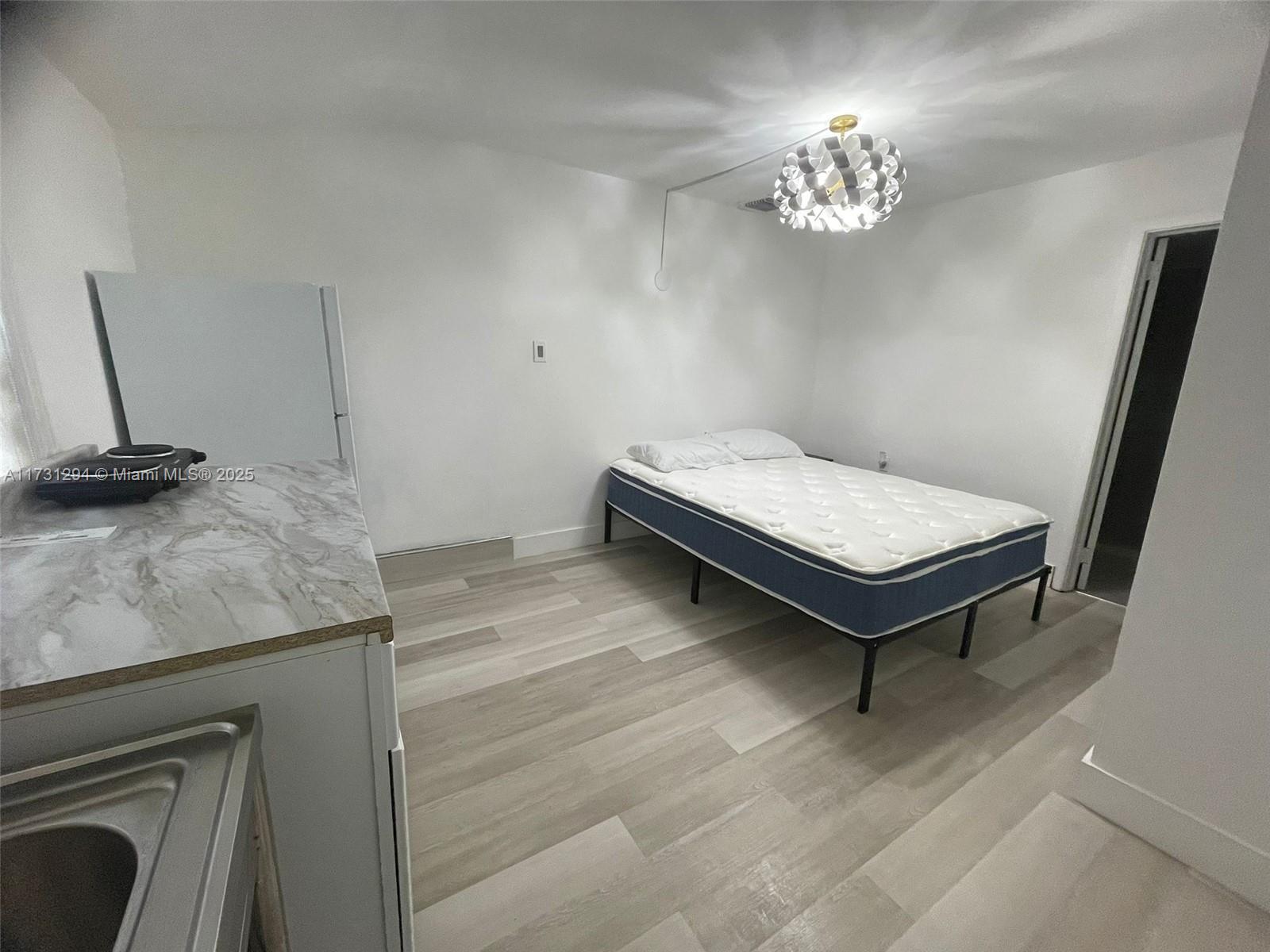 LE JEUNE MANORS - Residential Lease