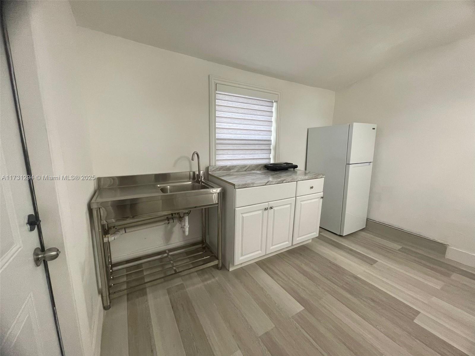 LE JEUNE MANORS - Residential Lease