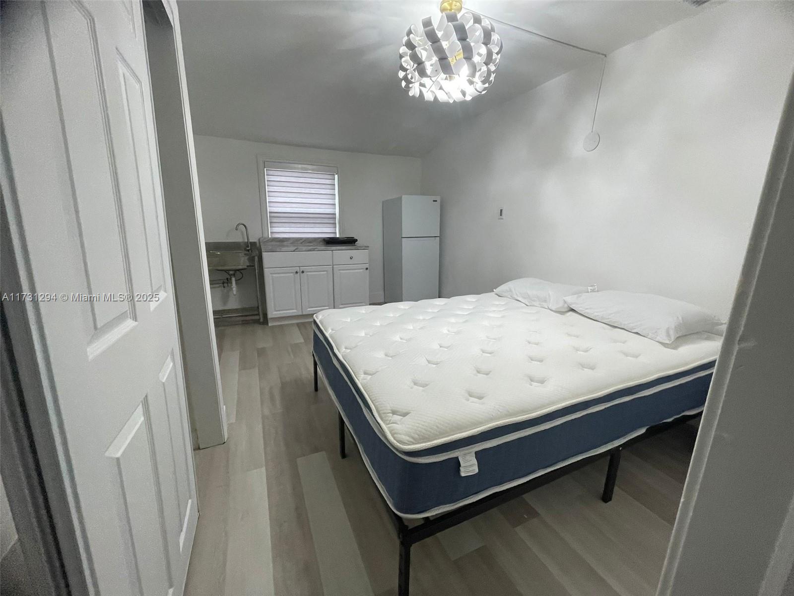 LE JEUNE MANORS - Residential Lease
